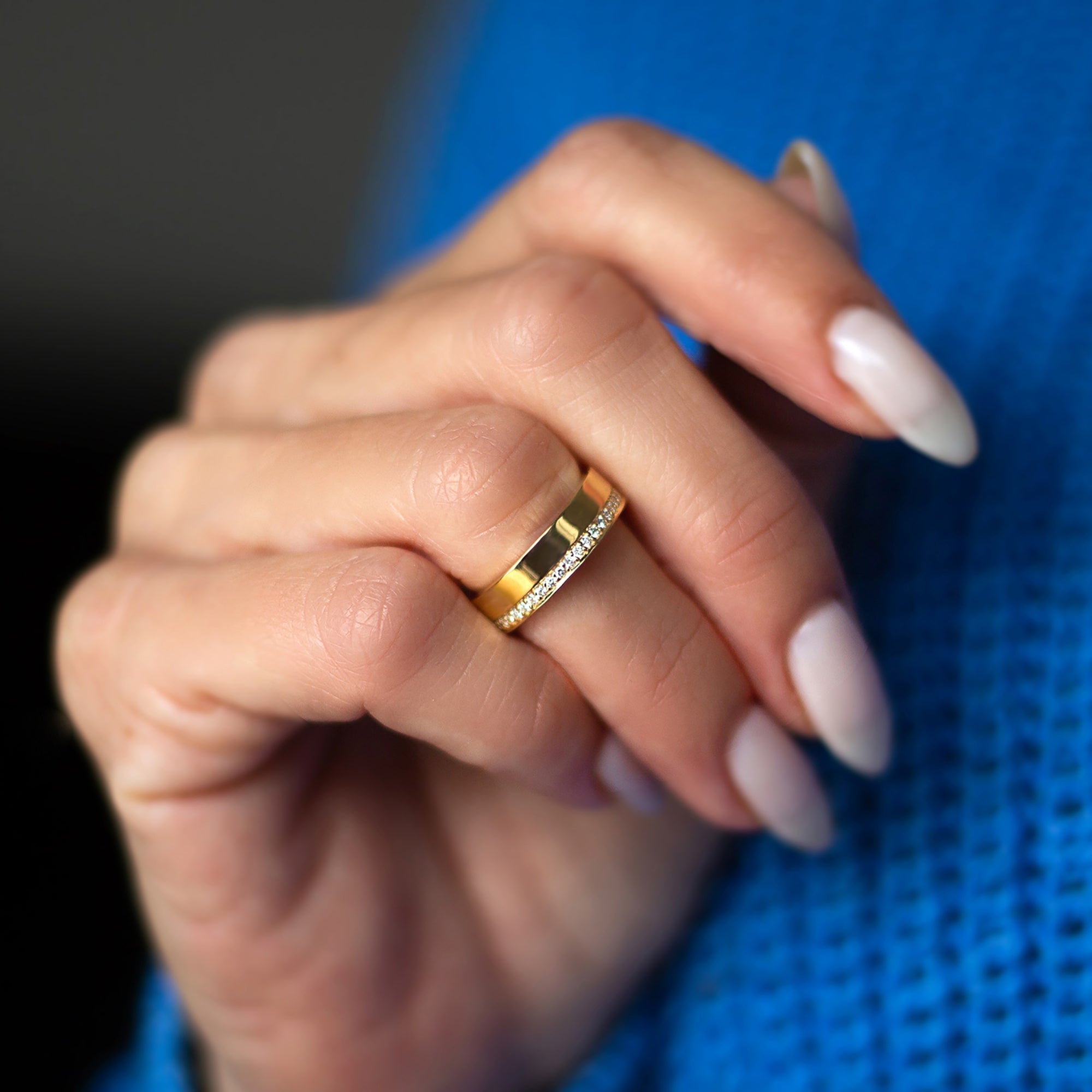 טבעת זהב רחבה משובצת שורת יהלומים לבנים