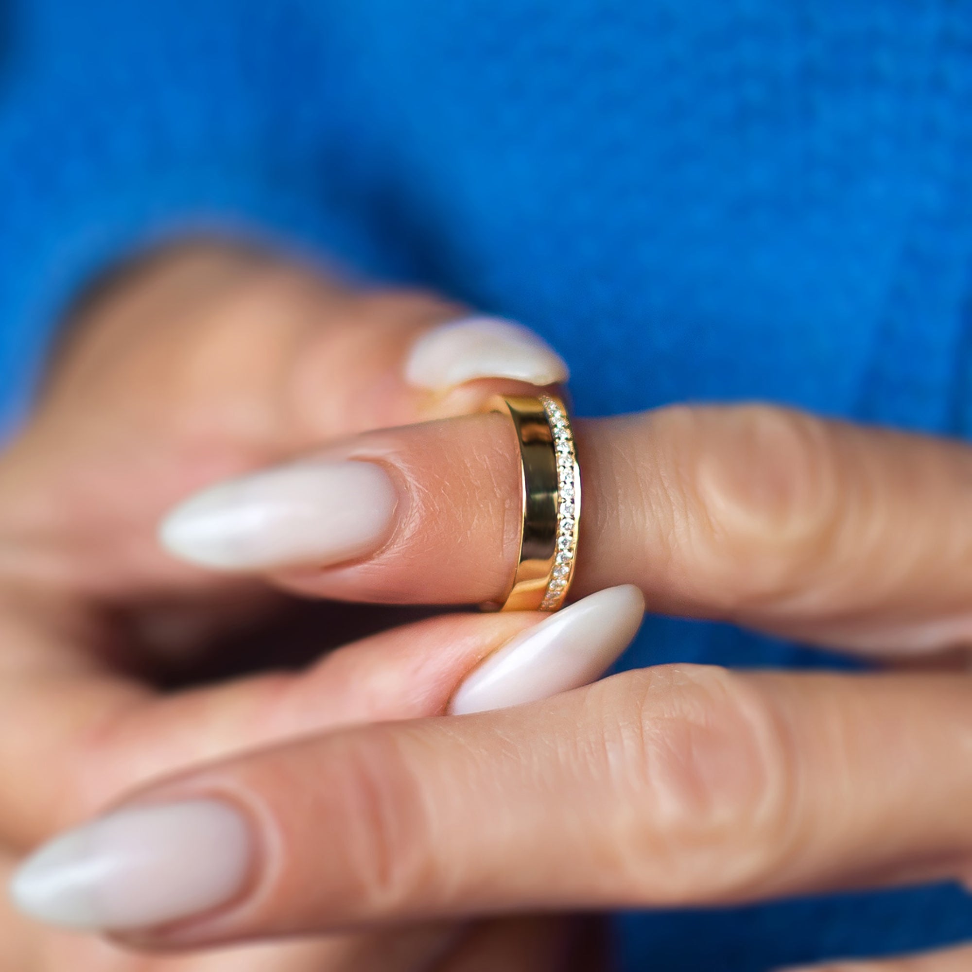 טבעת זהב רחבה משובצת שורת יהלומים לבנים