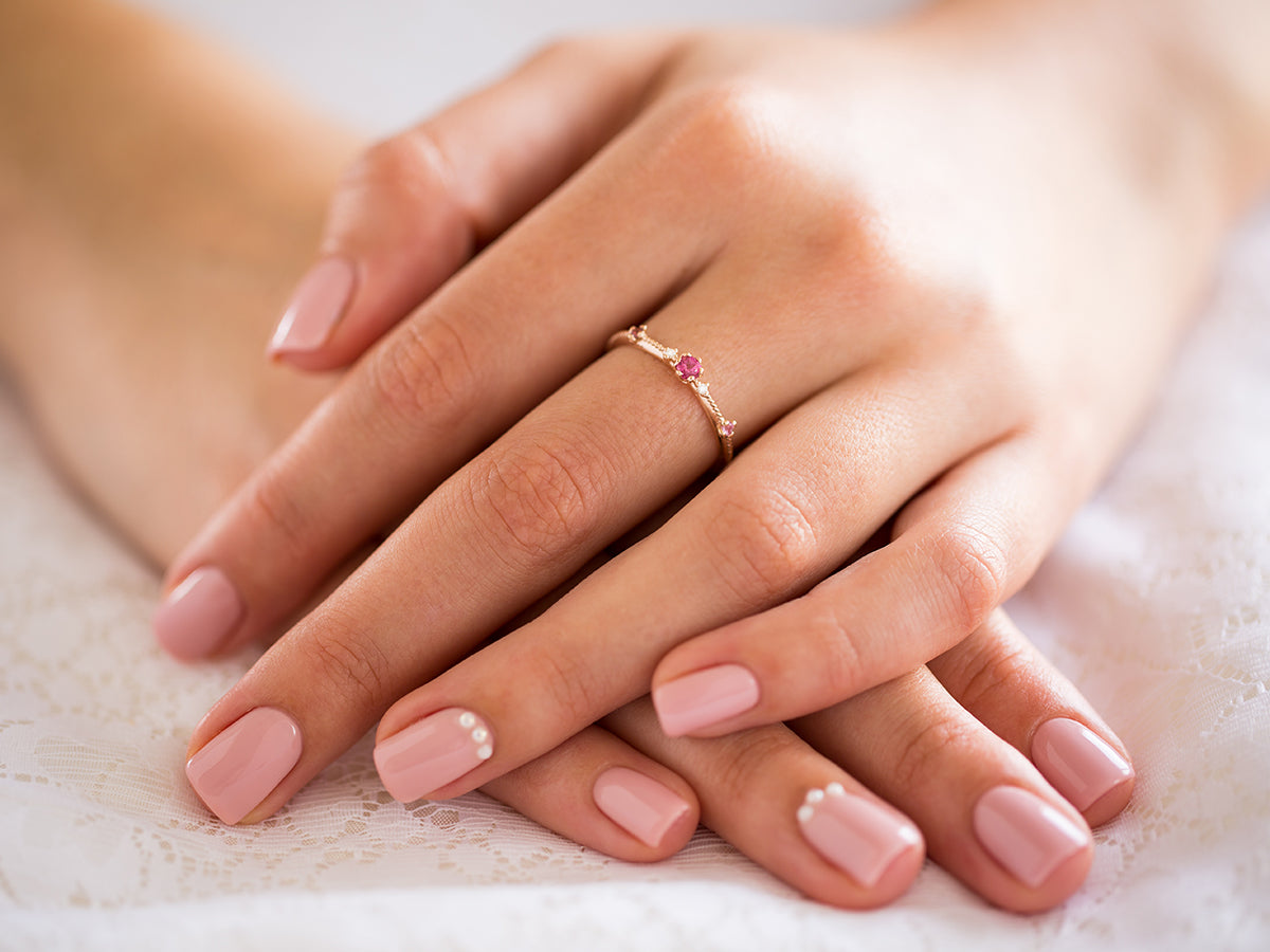 טבעת זהב עדינה משובצת ספיר ורוד ויהלומים