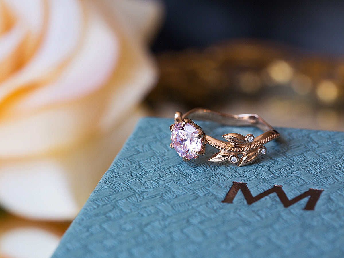 טבעת אירוסין משובצת מורגנייט ויהלומים