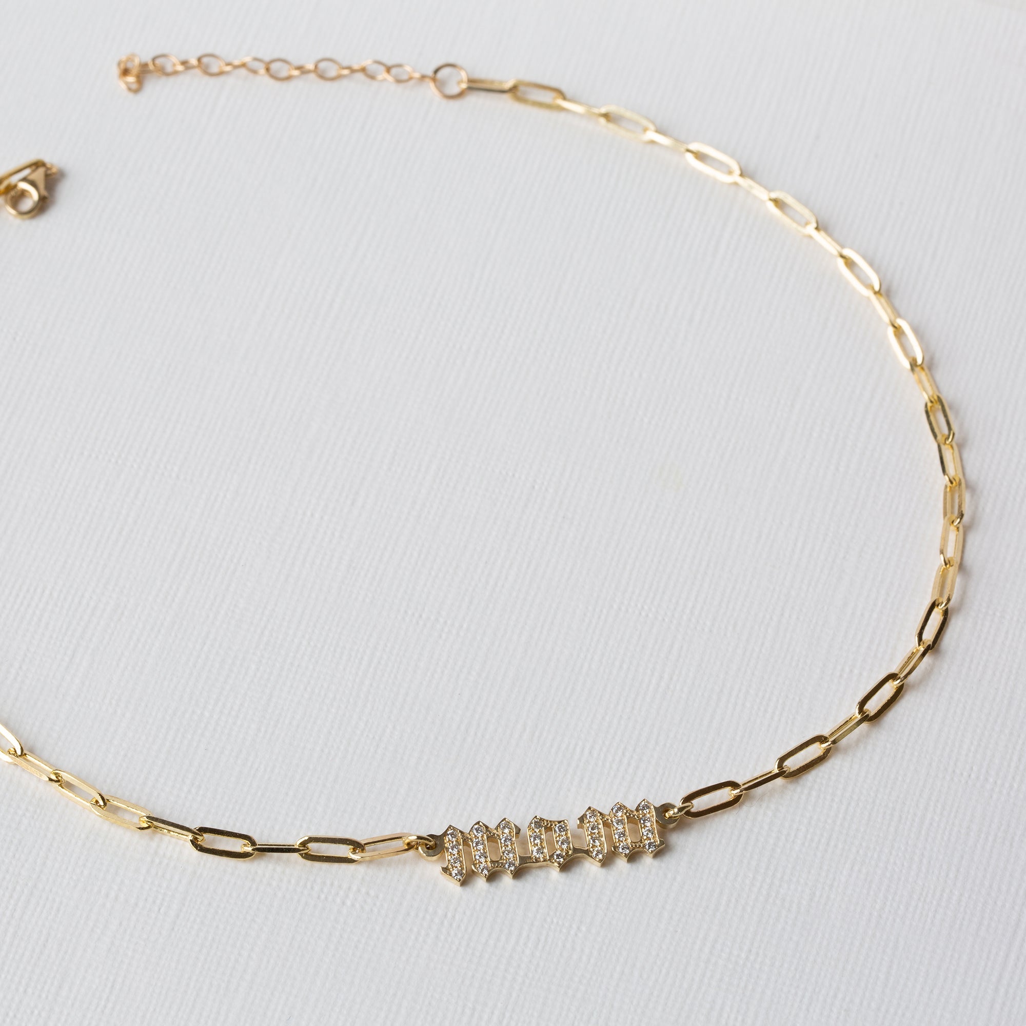 שרשרת שם גותית משובצת יהלומים