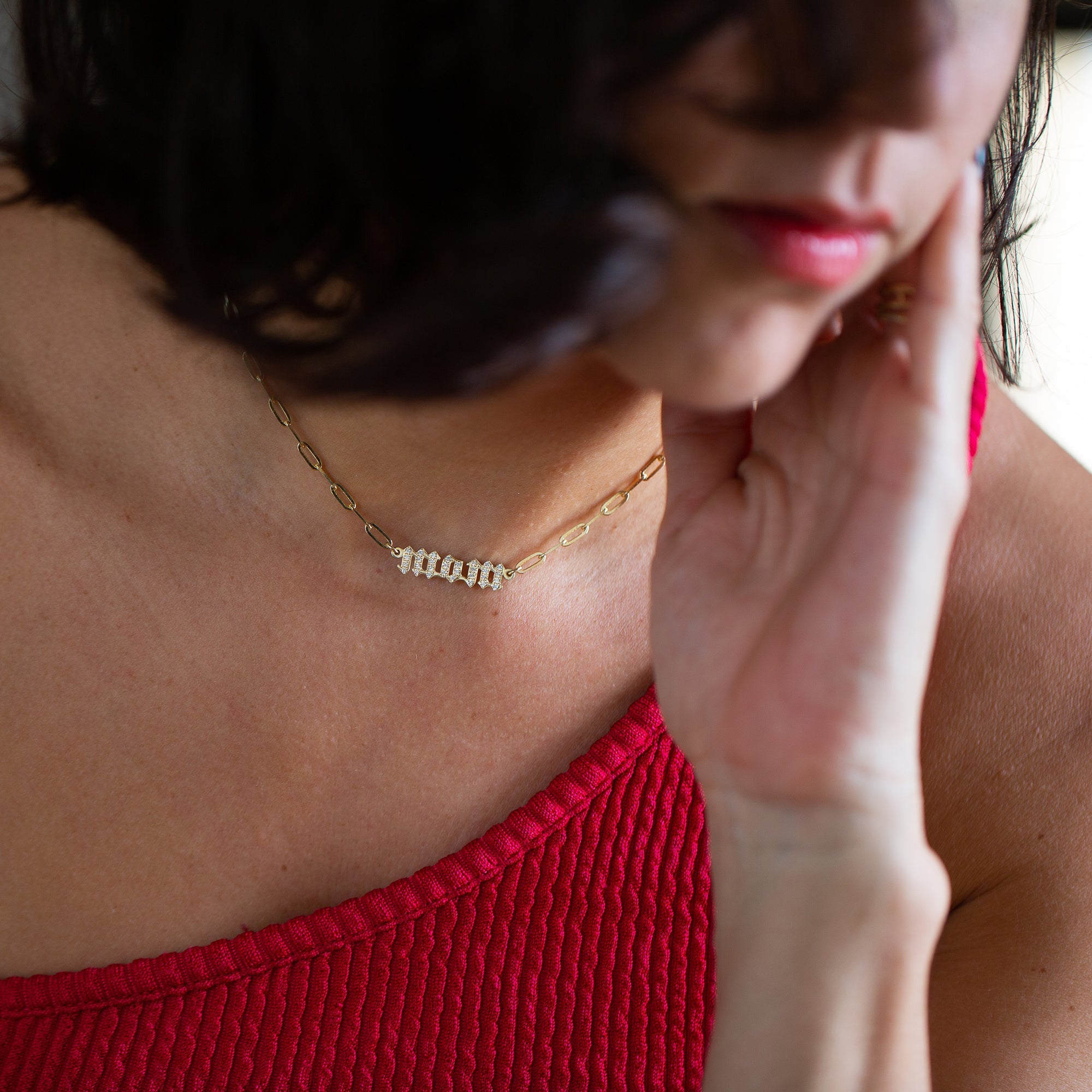 שרשרת שם גותית משובצת יהלומים