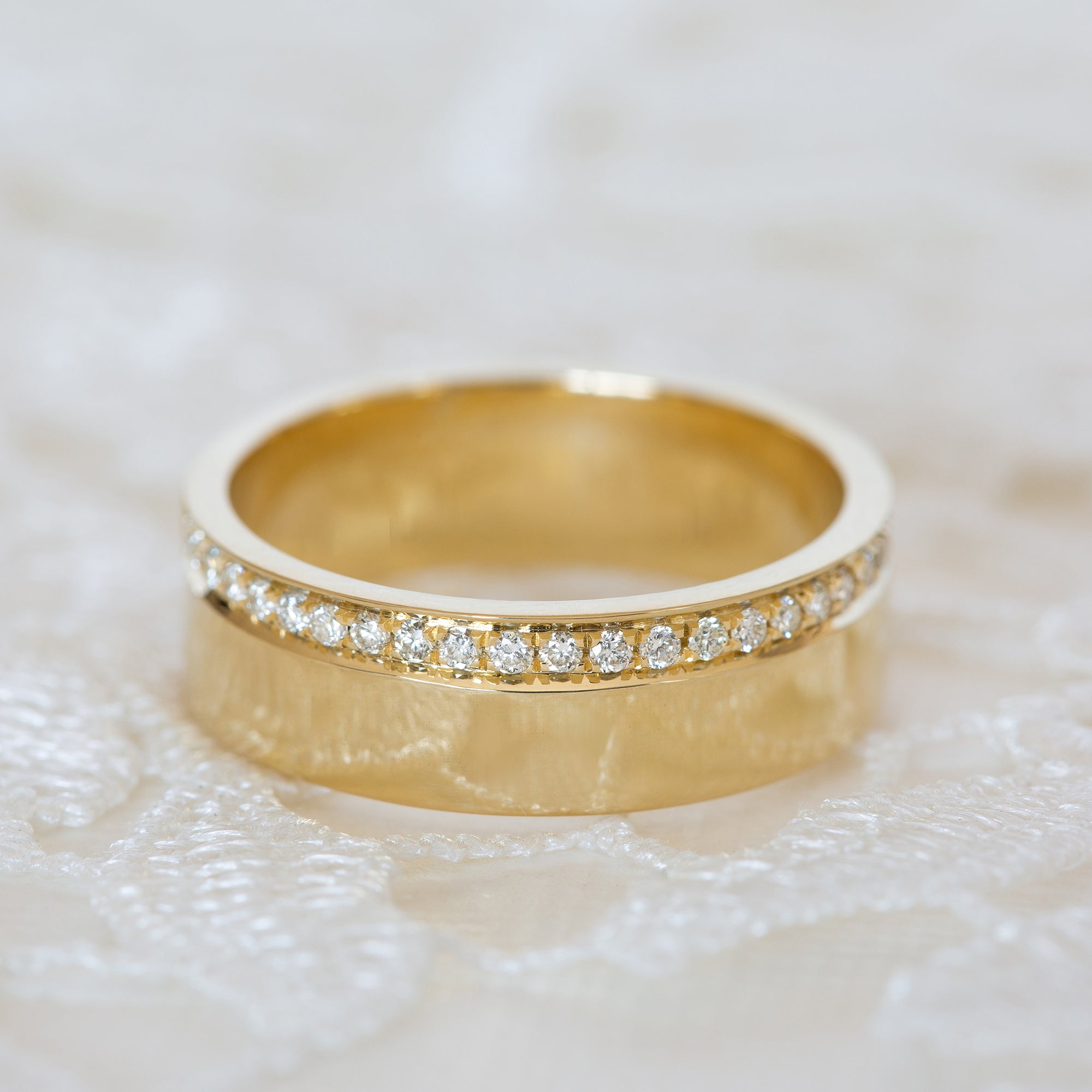 טבעת איטרניטי רחבה משובצת שורת יהלומים לבנים