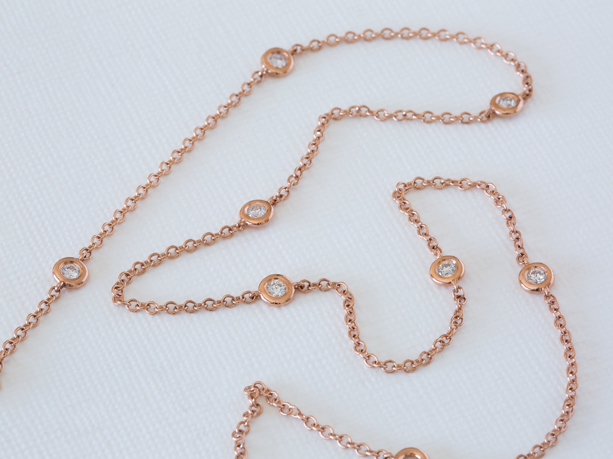 שרשרת זהב עדינה משובצת יהלומים