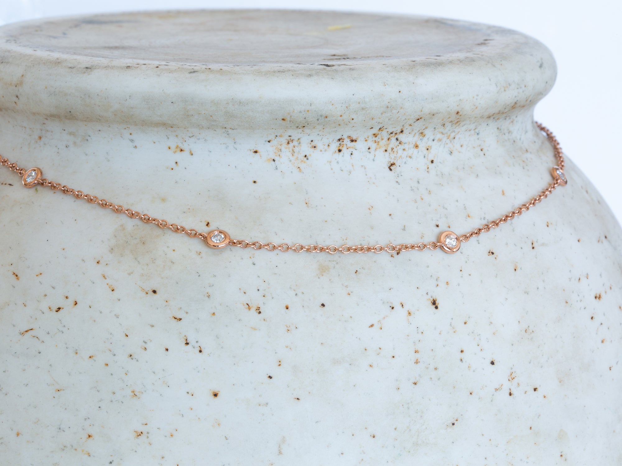 שרשרת זהב עדינה משובצת יהלומים