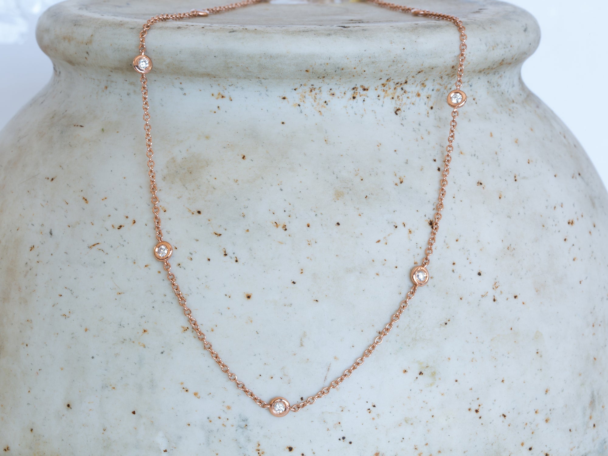 שרשרת זהב עדינה משובצת יהלומים