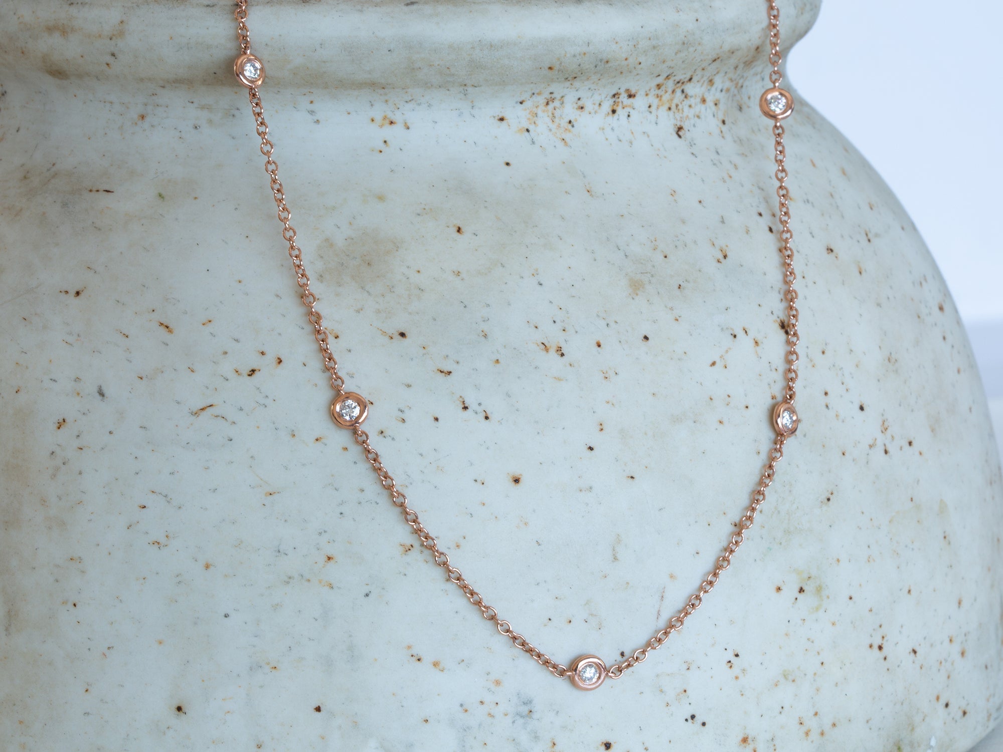 שרשרת זהב עדינה משובצת יהלומים