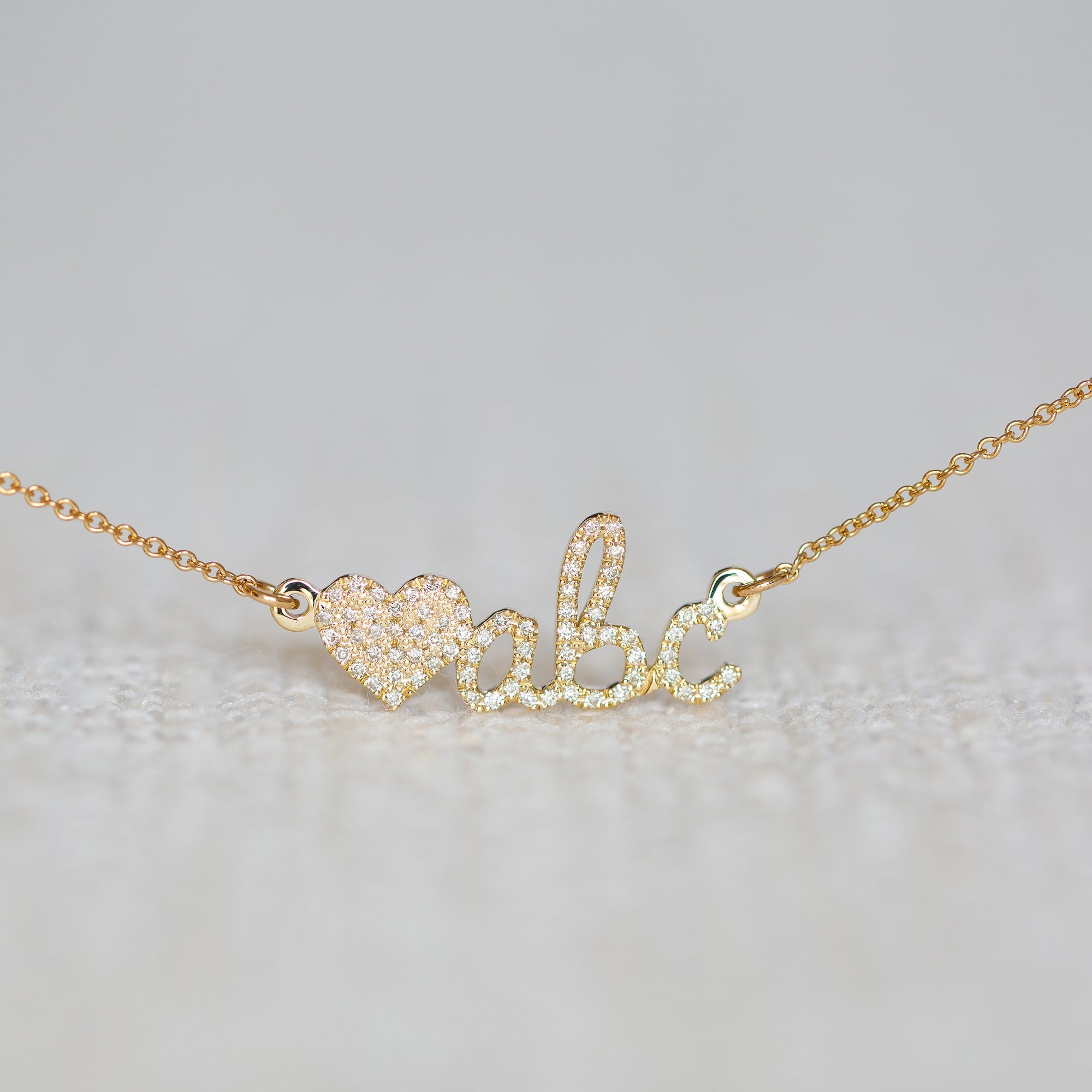 שרשרת שם מזהב עם לב משובצת יהלומים