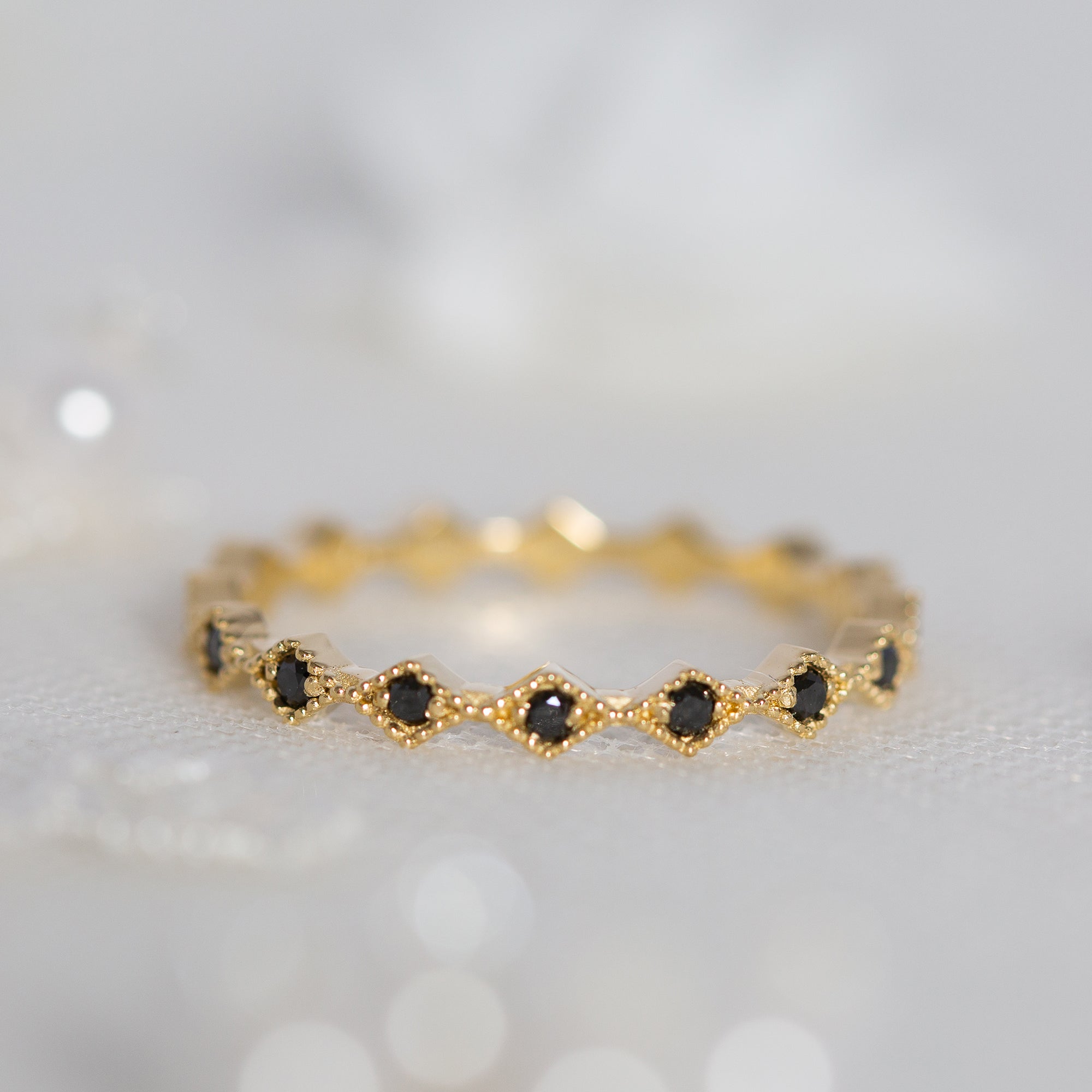 טבעת יהלומים שחורים עדינה לאישה בזהב צהוב