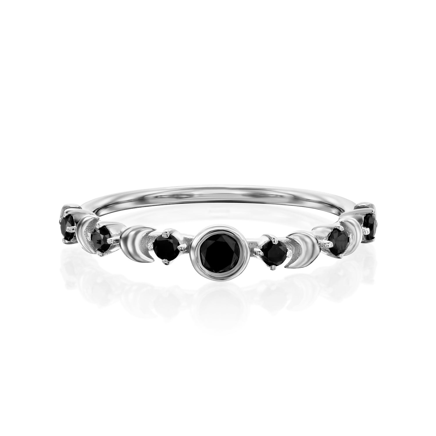 טבעת זהב לבן משובצת יהלומים שחורים על רקע לבן