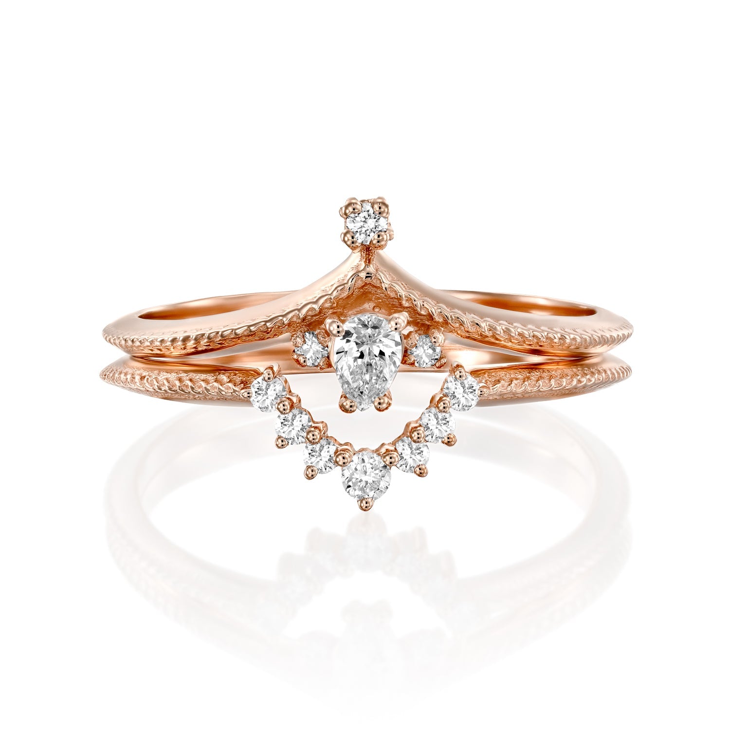 טבעת אירוסין זהב אדום משובצת יהלומים טבעיים על רקע לבן