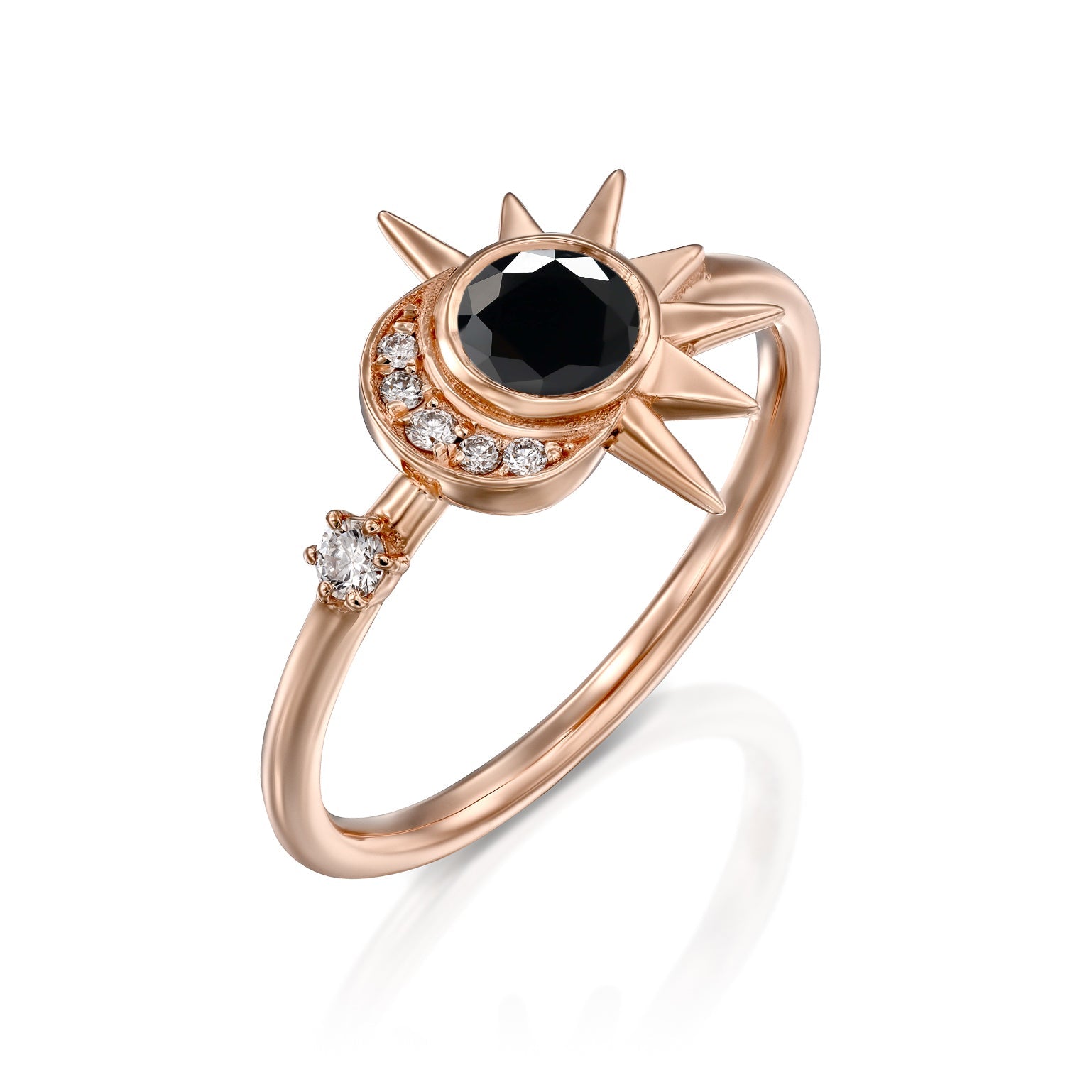 טבעת זהב מיוחדת משובצת יהלומים שחורים ולבנים על רקע לבן