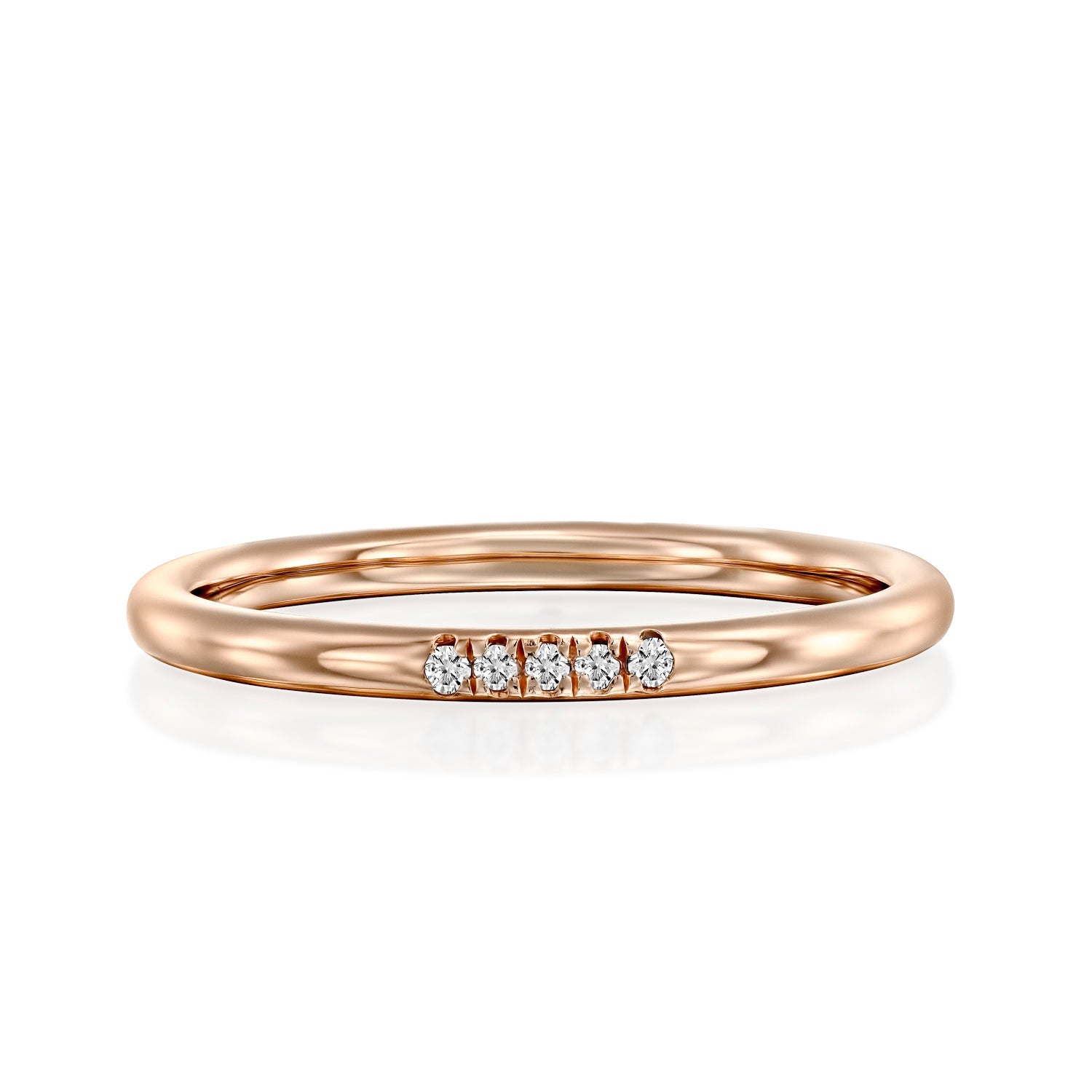 טבעת זהב אדום דקה משובצת יהלומים על רקע לבן