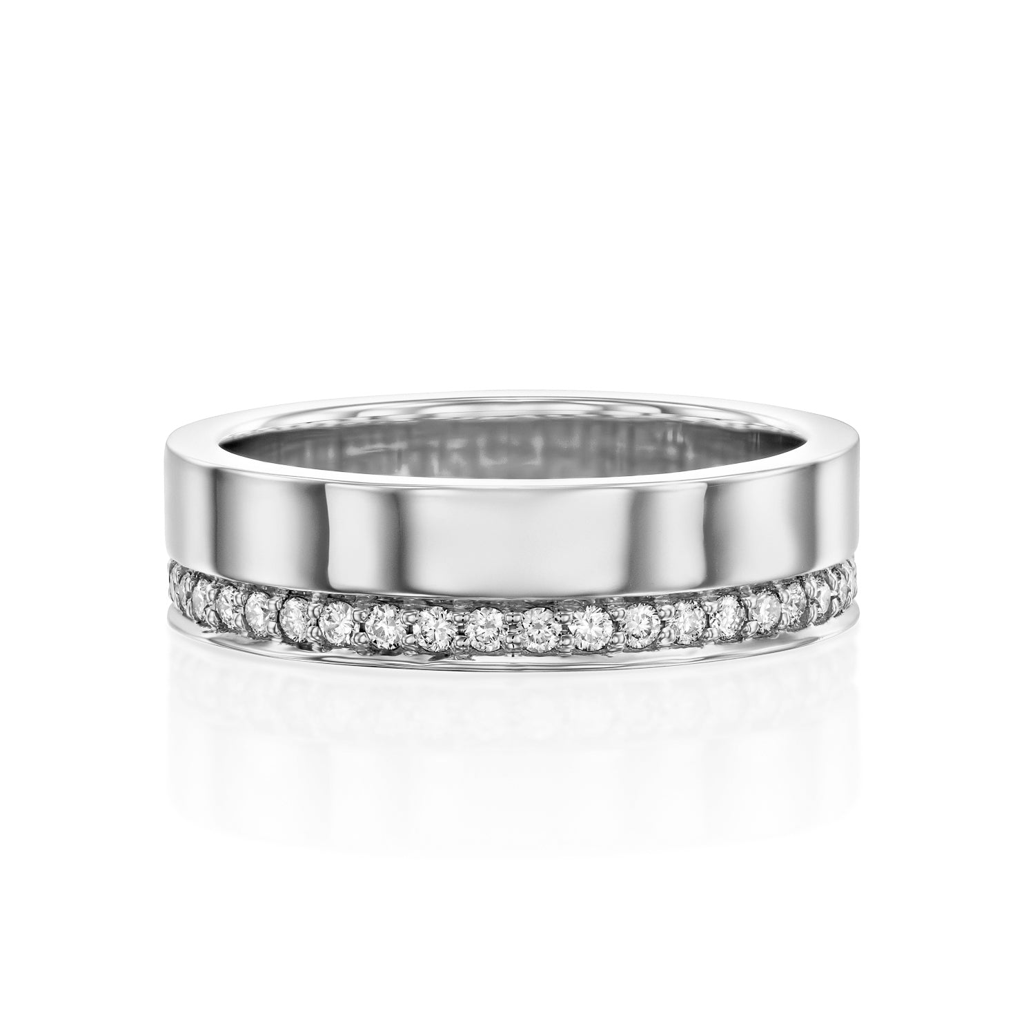 טבעת זהב לבן גדולה משובצת יהלומים לבנים על רקע לבן