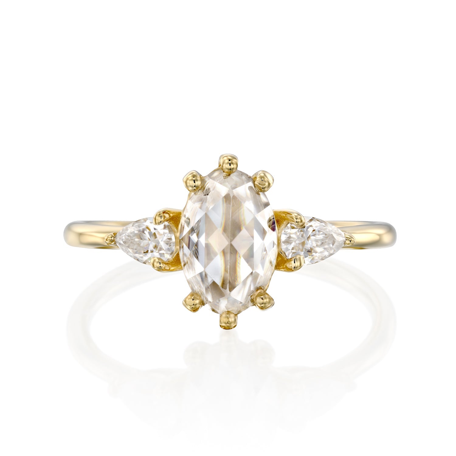 טבעת אירוסין אובלית משובצת מואסנייט עשויה זהב צהוב 18 קראט בסגנון וינטג' נקייה וקלאסית