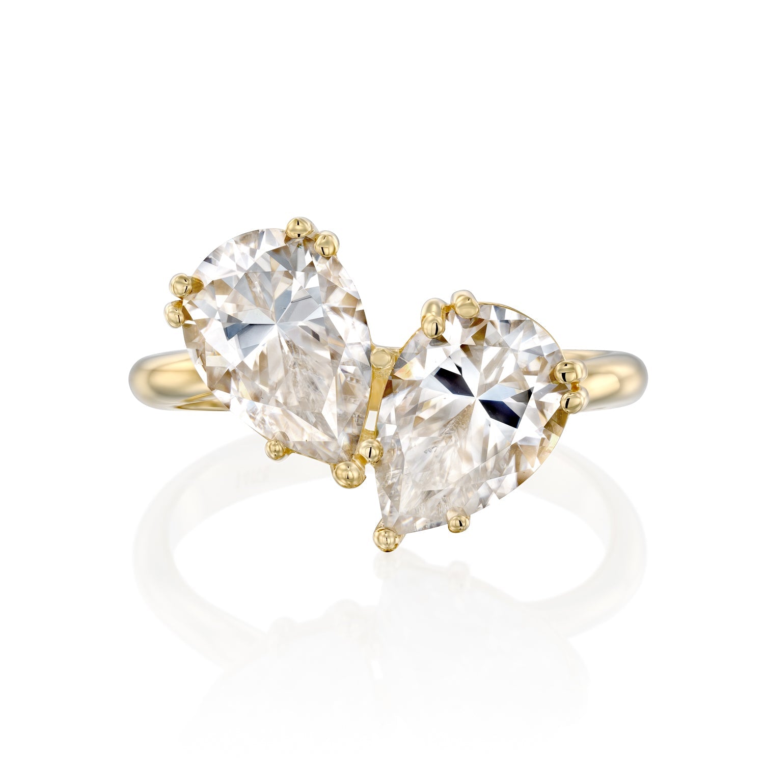 טבעת אירוסין מיוחדת בזהב צהוב משובצת שני יהלומים בחיתוך טיפה