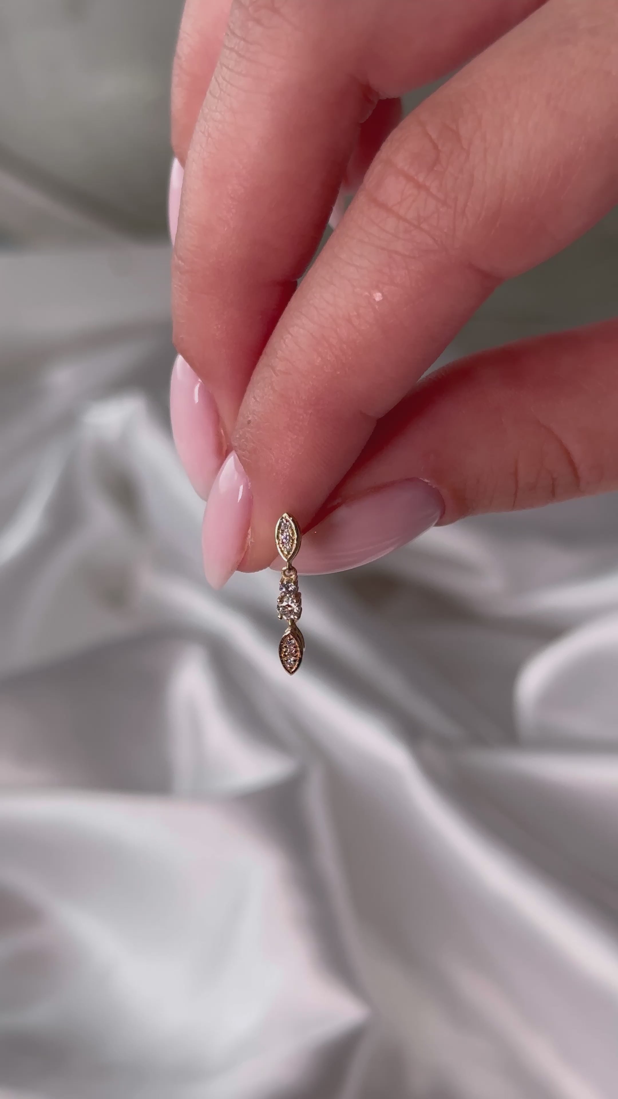 עגילי זהב תלויים בעיצוב מרקיזה משובצים יהלומים