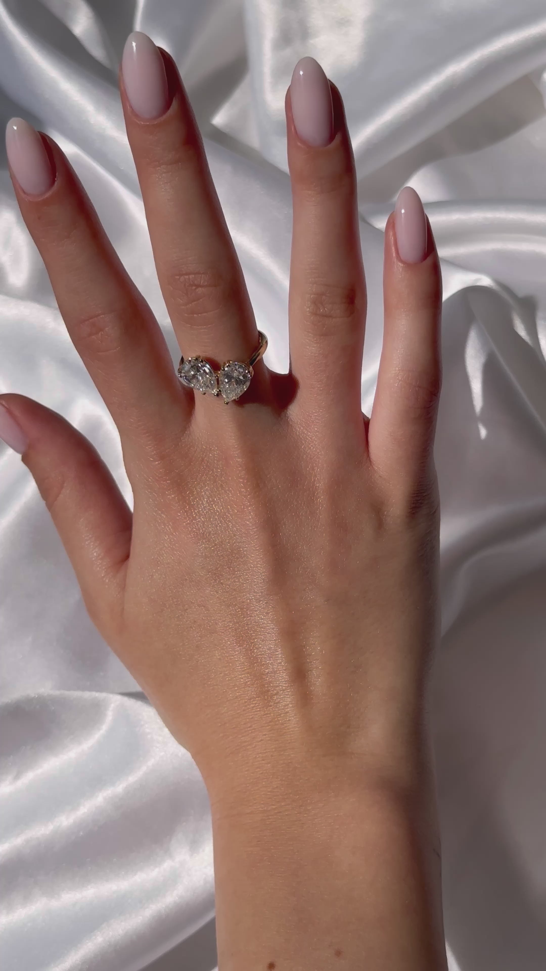 טבעת זהב מיוחדת משובצת שני יהלומי מעבדה בחיתוך טיפה