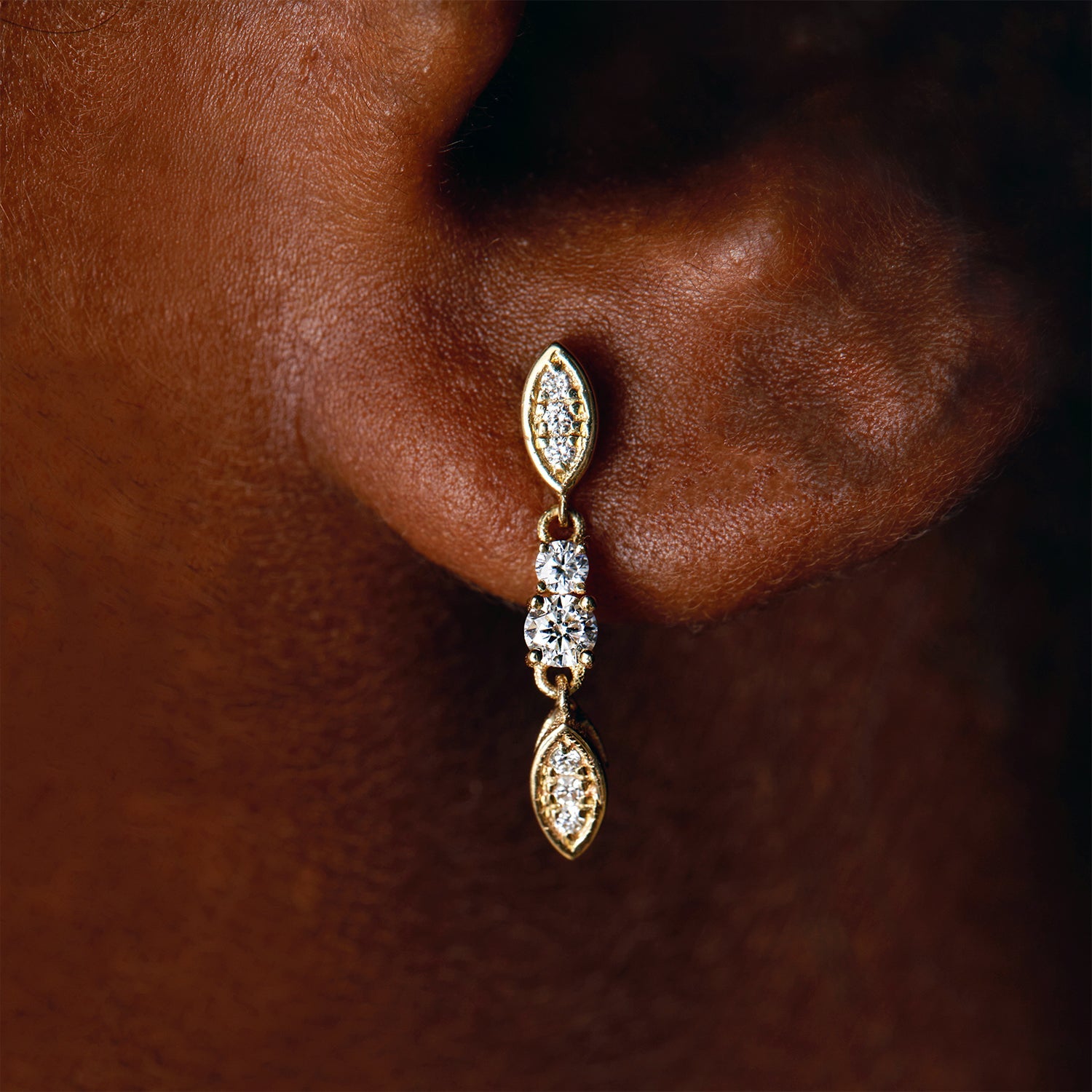 עגילי זהב תלויים בעיצוב מרקיזה משובצים יהלומים