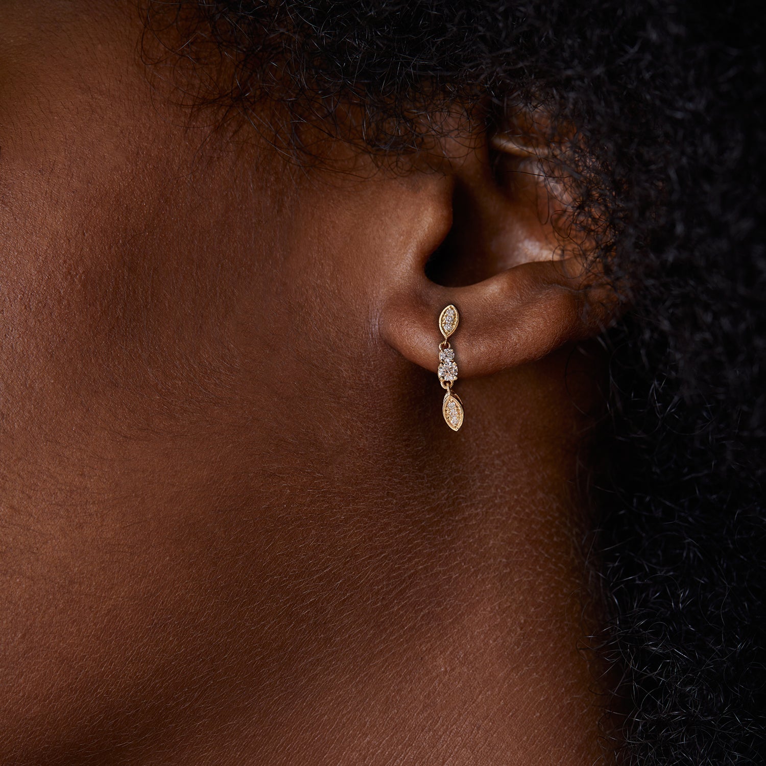 עגילי זהב תלויים בעיצוב מרקיזה משובצים יהלומים