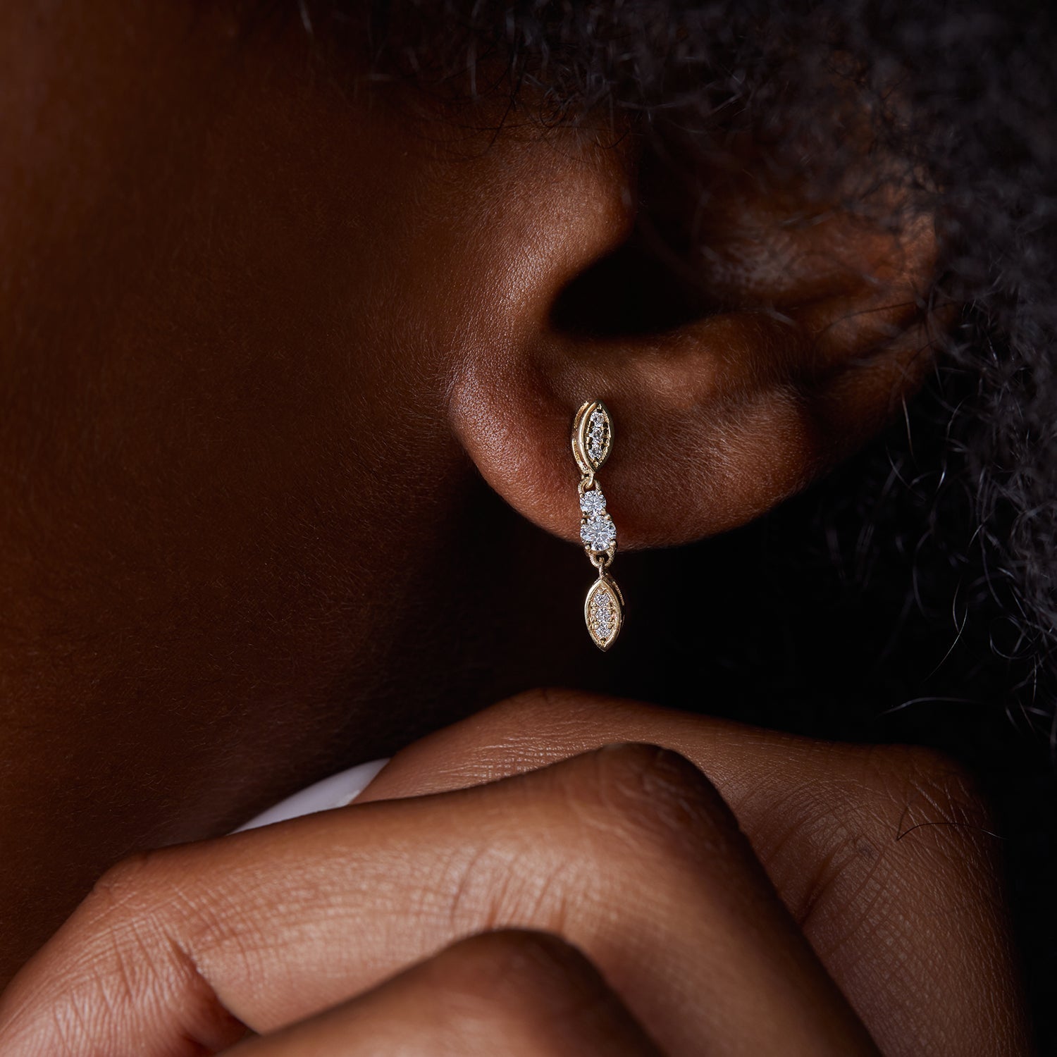 עגילי זהב תלויים בעיצוב מרקיזה משובצים יהלומים