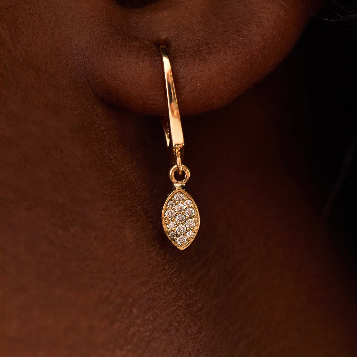 עגילי יהלומים מזהב תלויים בצורת מרקיזה