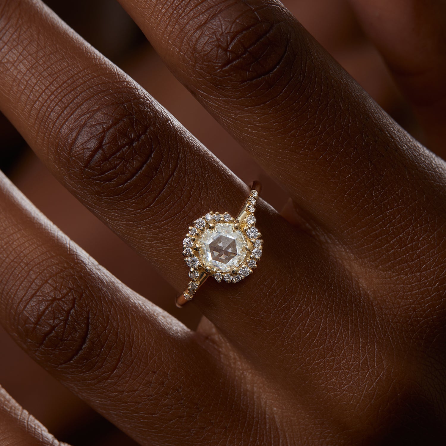 טבעת אירוסין מיוחדת משובצת אבן מואסנייט בחיתוך רוז קאט ויהלומים