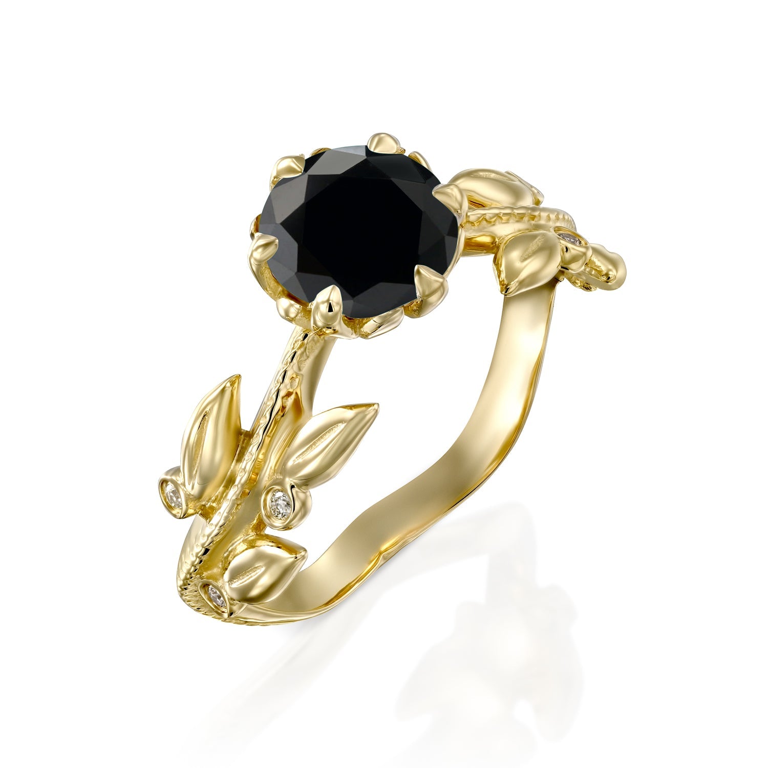 טבעת יהלומים שחורים בזהב צהוב על רקע לבן