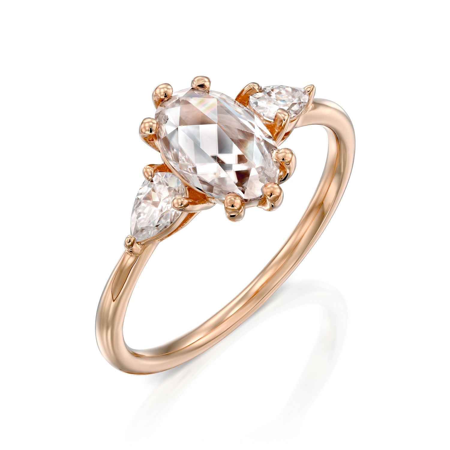 טבעת זהב אדום משובצת אבן מרכזית אובל ושתי אבנים בחיתוך טיפה