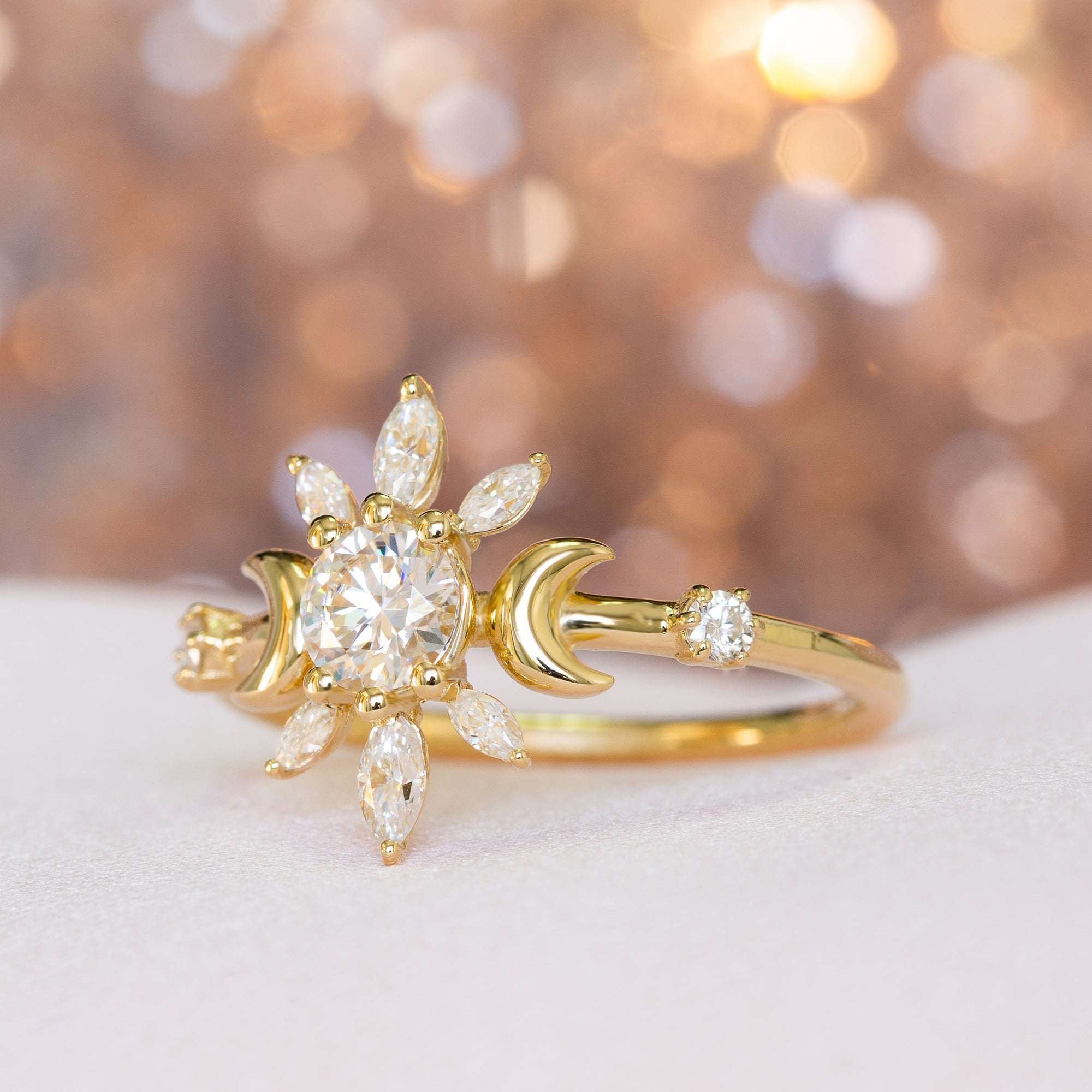 טבעת אירוסין מיוחדת משובצת יהלומים בעיצוב ירח 