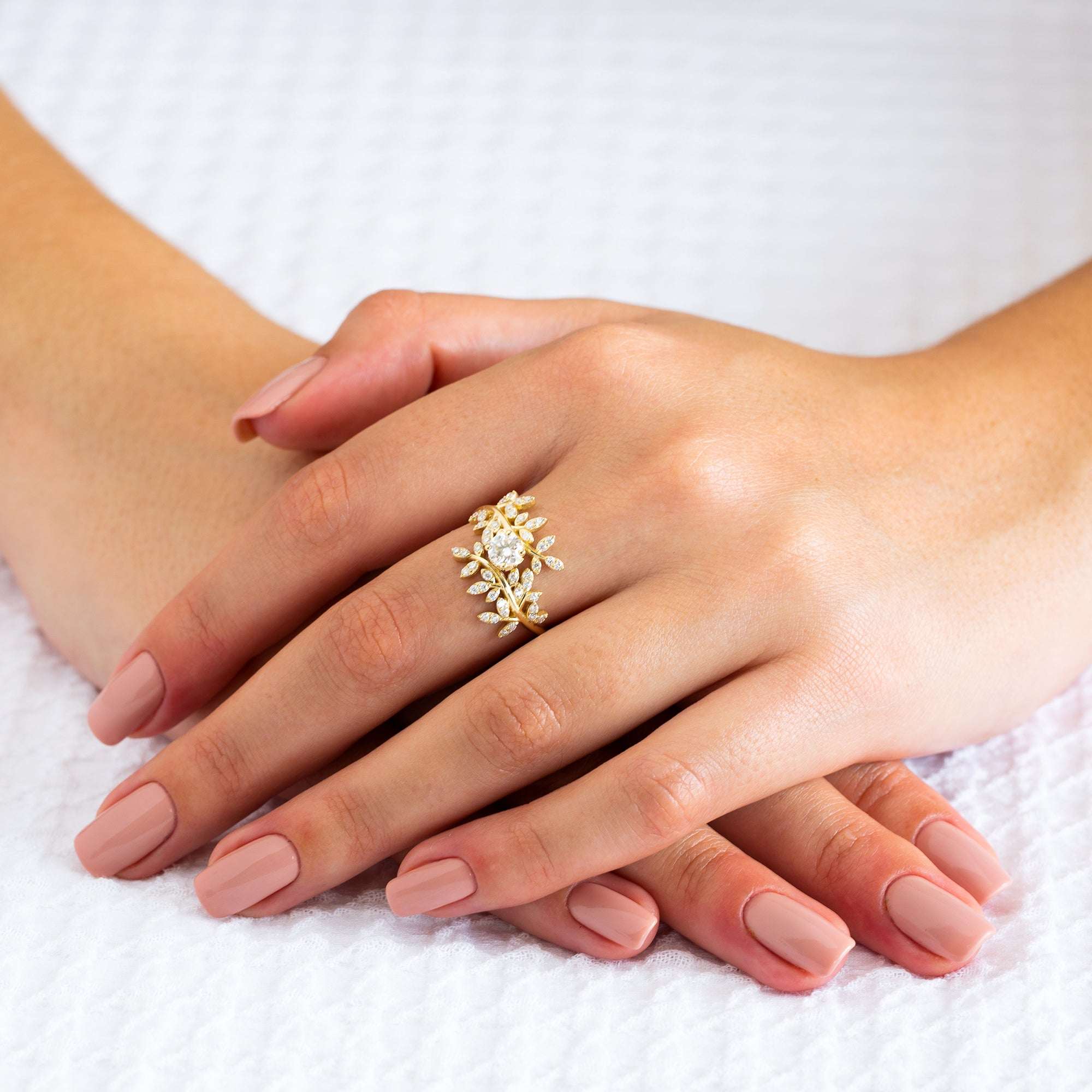 יד של אישה עונדת טבעת יהלום גדולה ומיוחדת