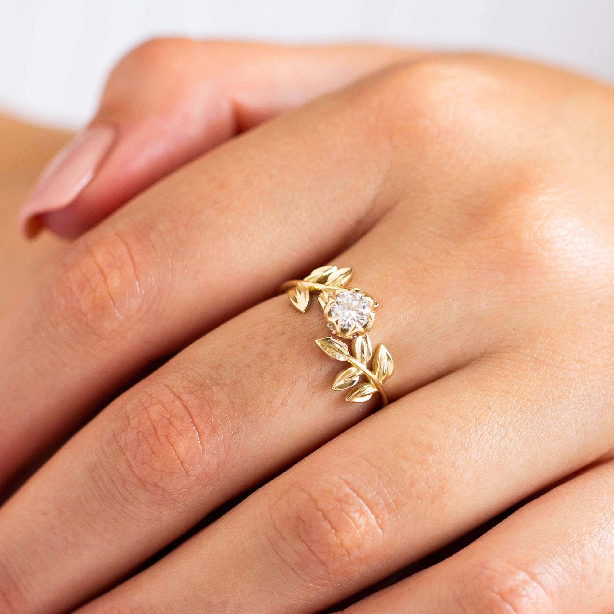 אישה עונדת טבעת יהלום מיוחדת בזהב צהוב