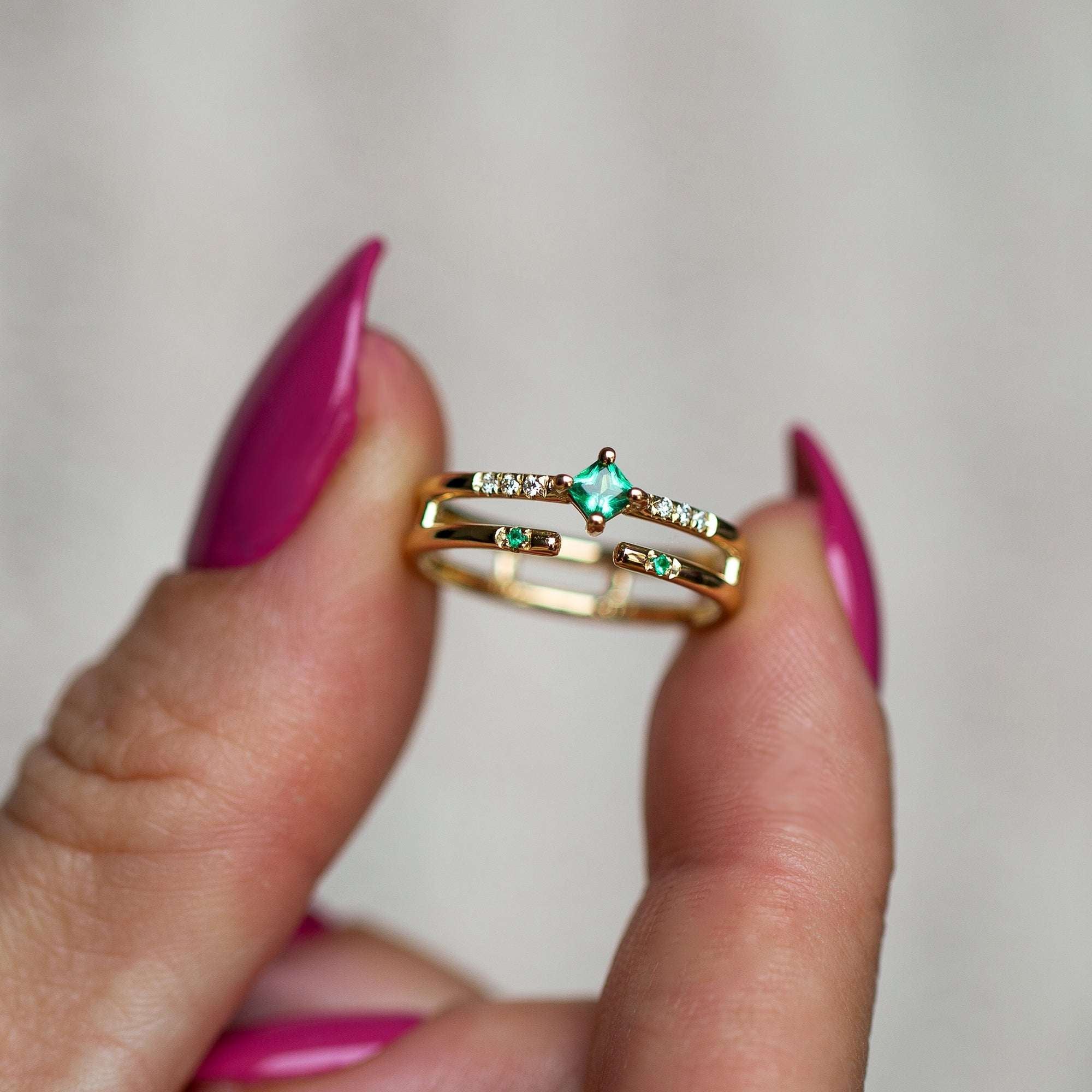 טבעת זהב משובצת אמרלד ויהלומים