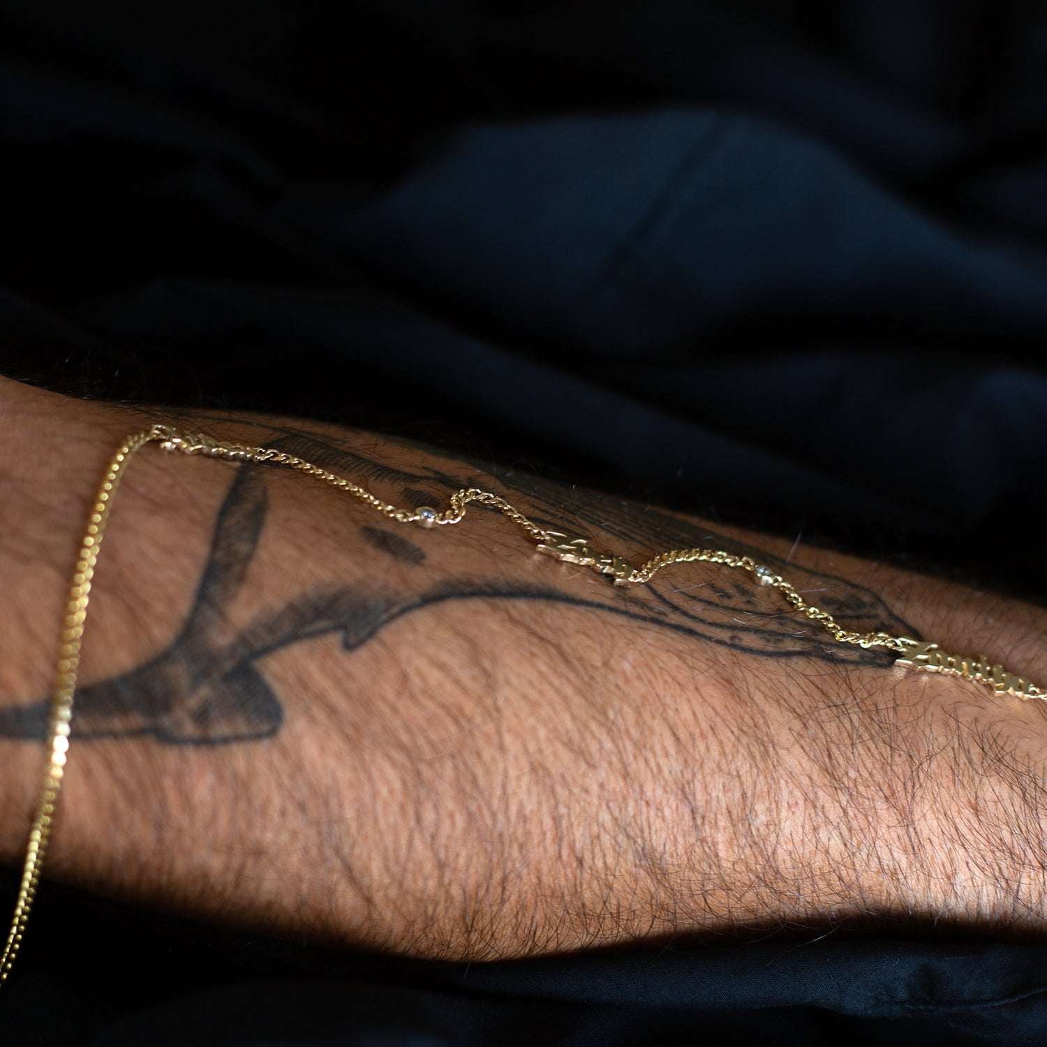 שרשרת שמות גותית מזהב משובצת יהלומים