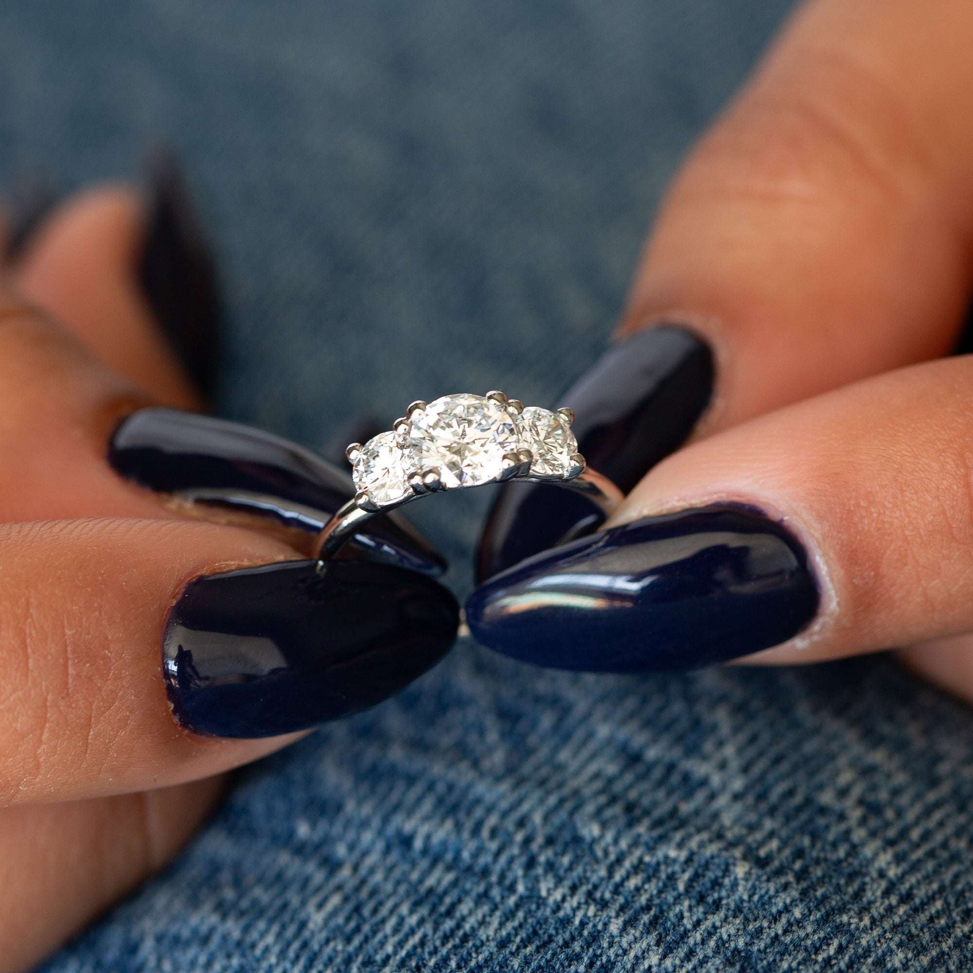 טבעת אירוסין קלאסית משובצת יהלומי מעבדה