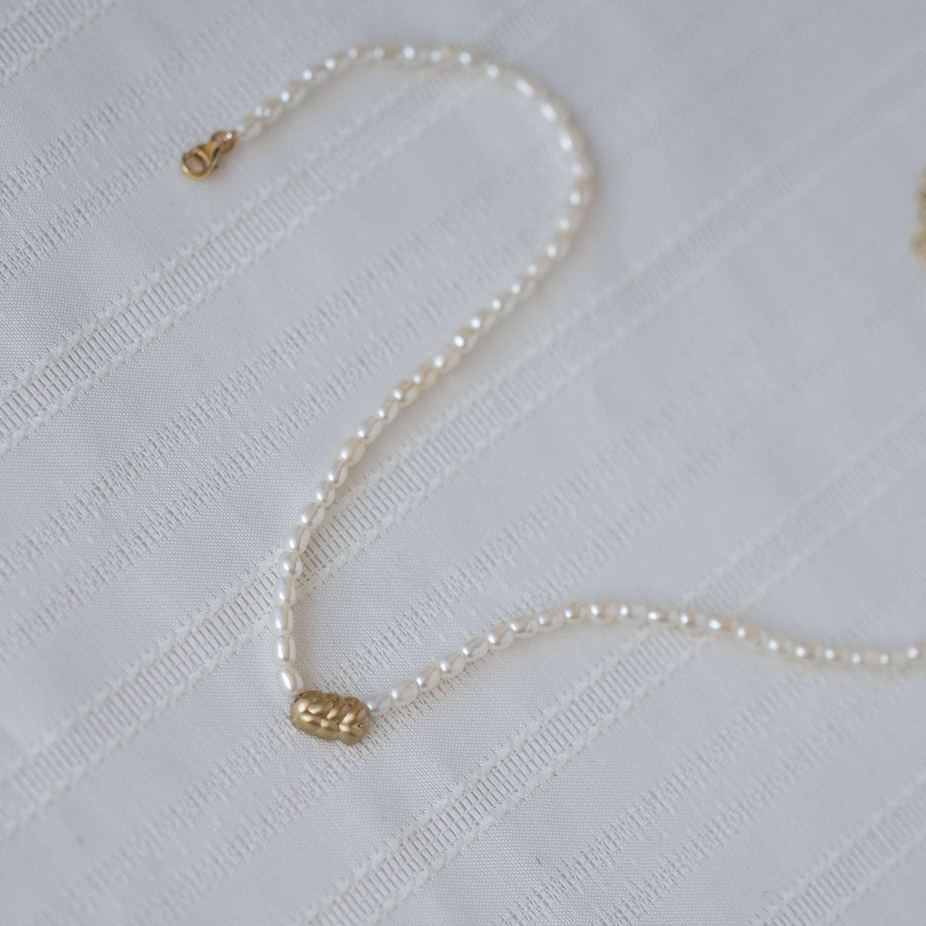 שרשרת פנינים וזהב 14K עם תליון חלה