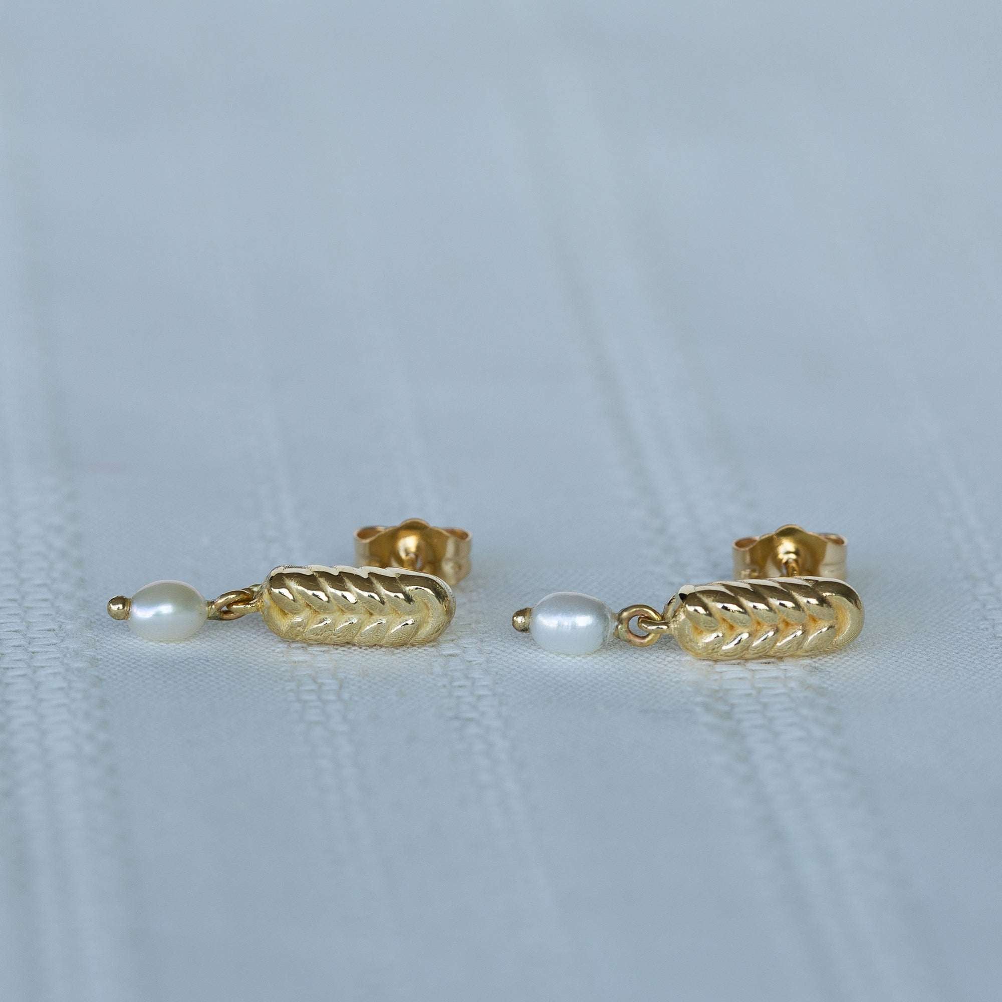 עגיל זהב 14K בעיצוב חלה משובץ פנינים טבעיות