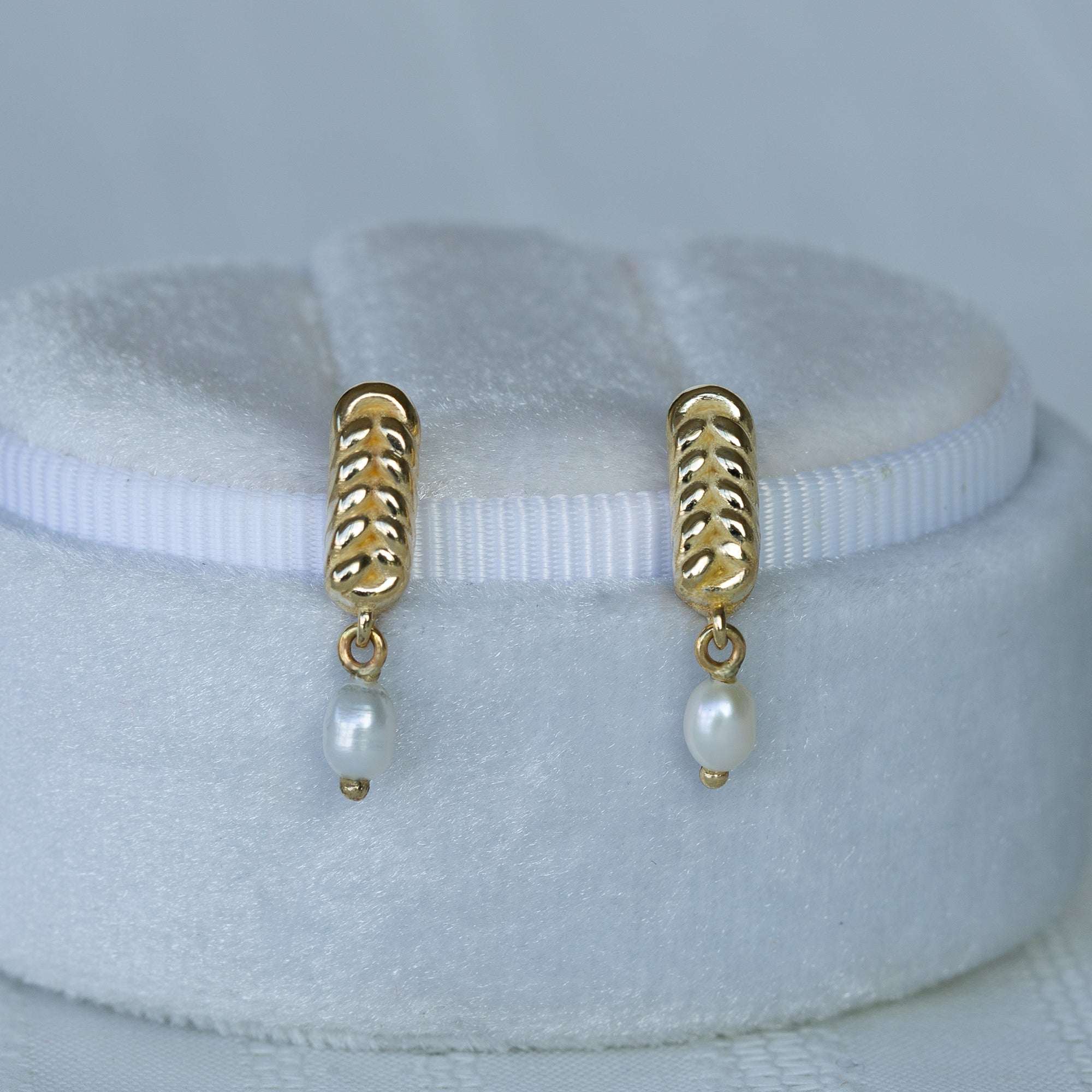 עגיל זהב עם פנינה צמוד לקופסת תכשיטים