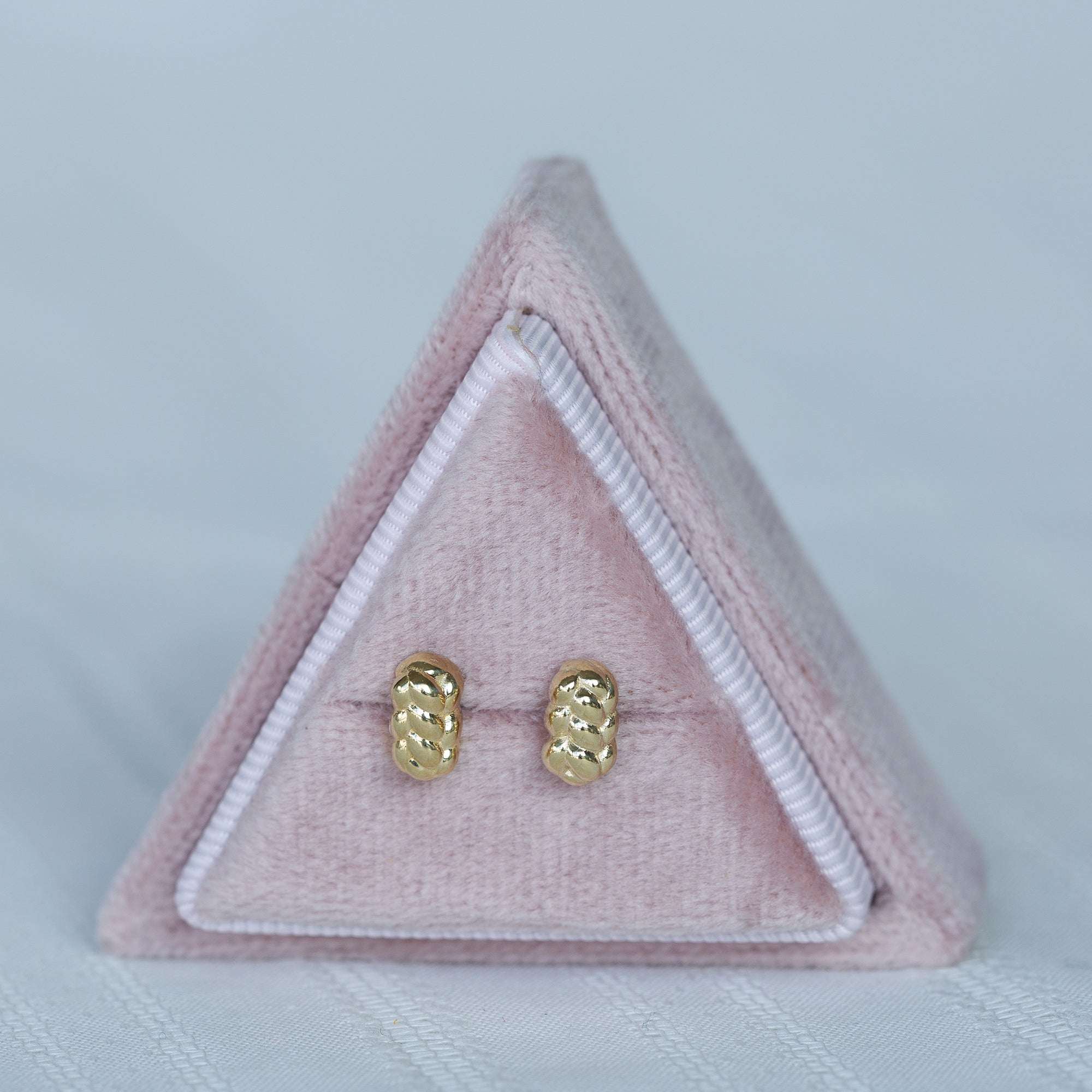 זוג עגילי זהב צהוב 14K בקופסאת עגילים משולשת