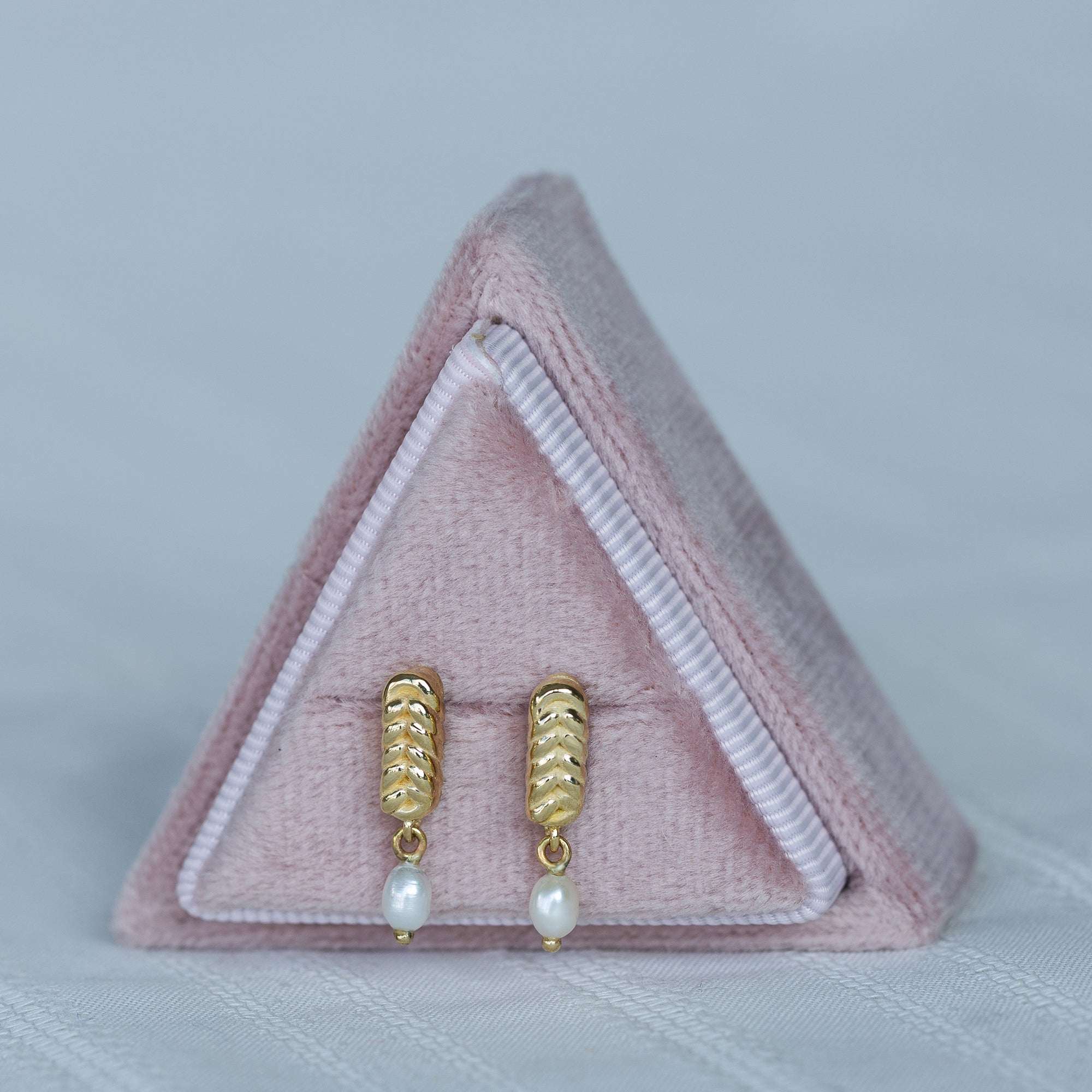 עגילי כלות מזהב צהוב עם פנינה נופלת