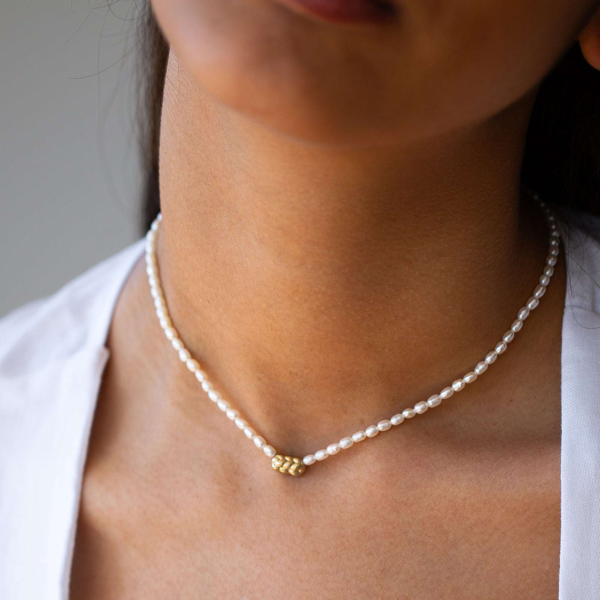 שרשרת פנינים וזהב 14K עם תליון חלה