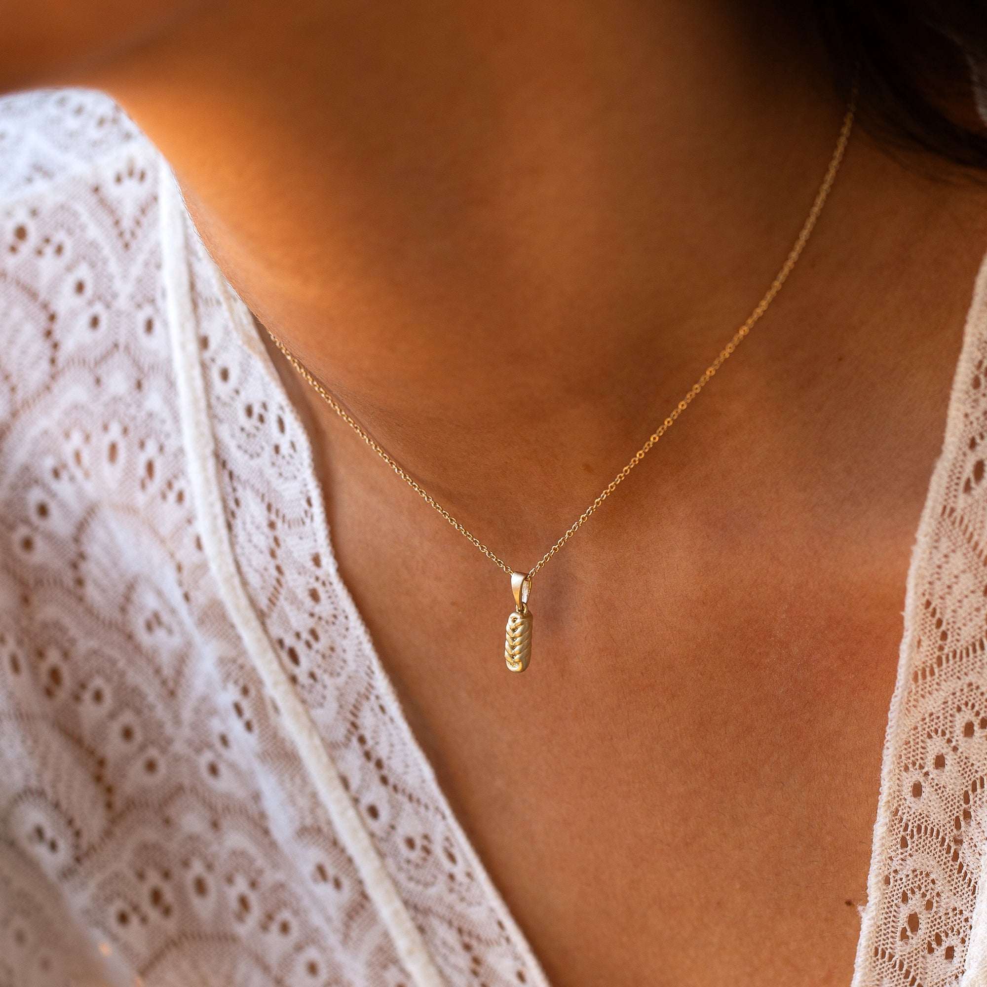 שרשרת זהב לאישה עדינה עם תליון חלה