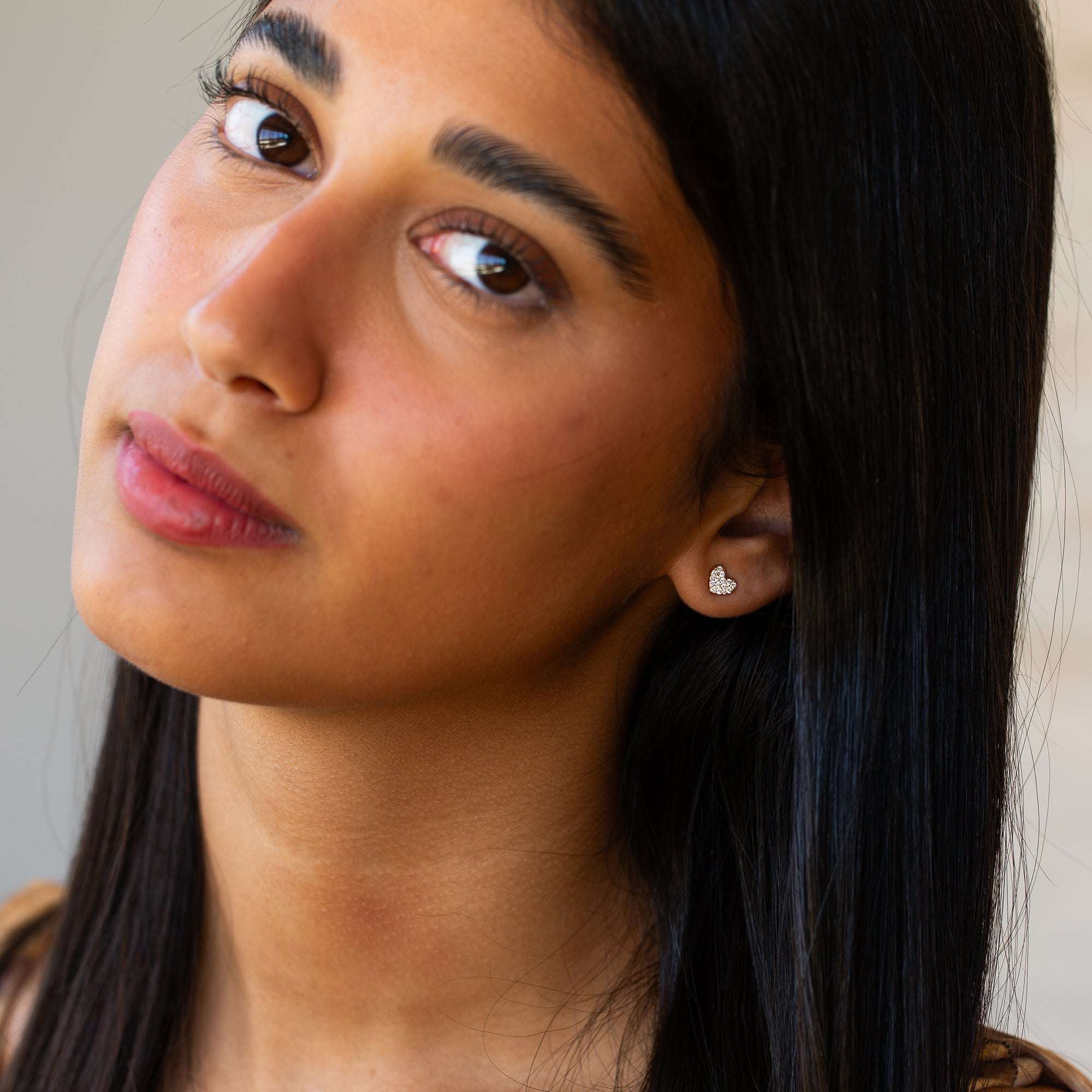 עגילי לב מזהב 14 קראט משובצים יהלומים