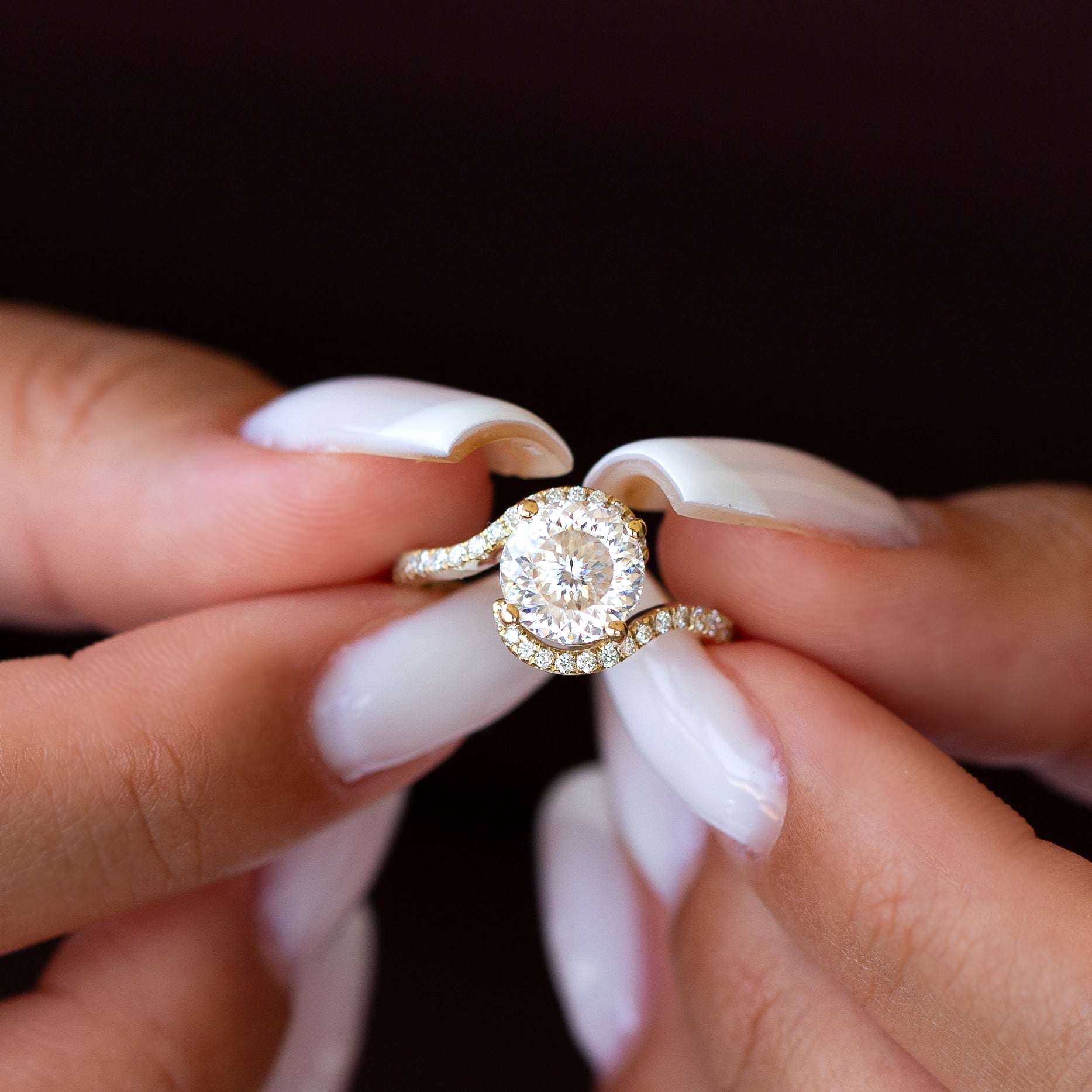 טבעת אירוסין יהלום גדול משובצת יהלום 2 קראט