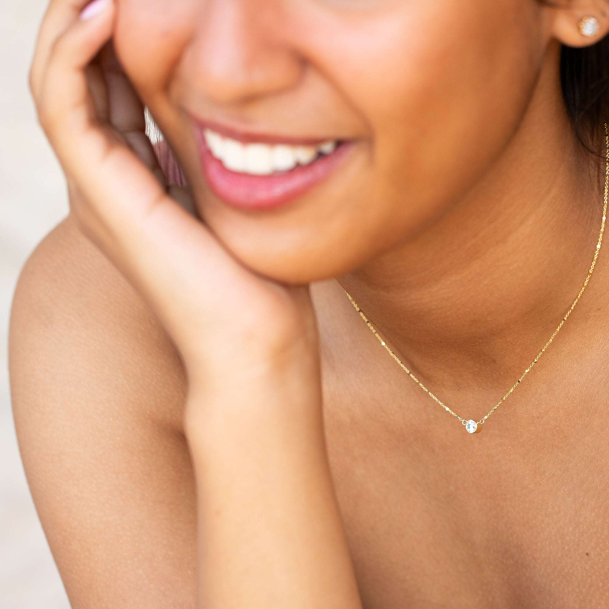 שרשרת יהלום מרחף משולבת במראה יומיומי קלאסי