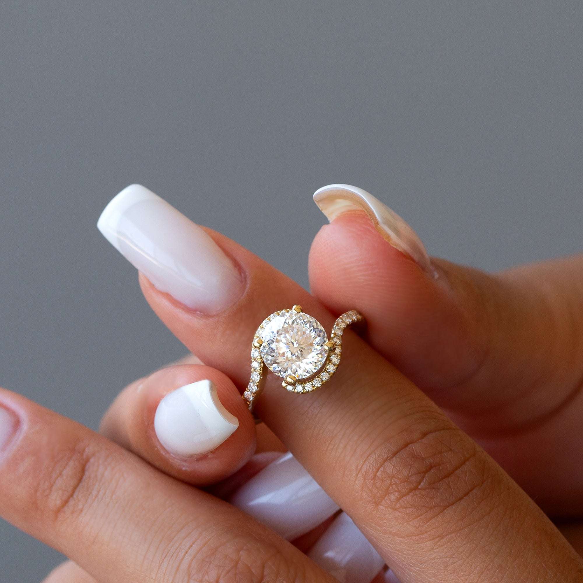 טבעת אירוסין יהלום גדול משובצת יהלום 2 קראט