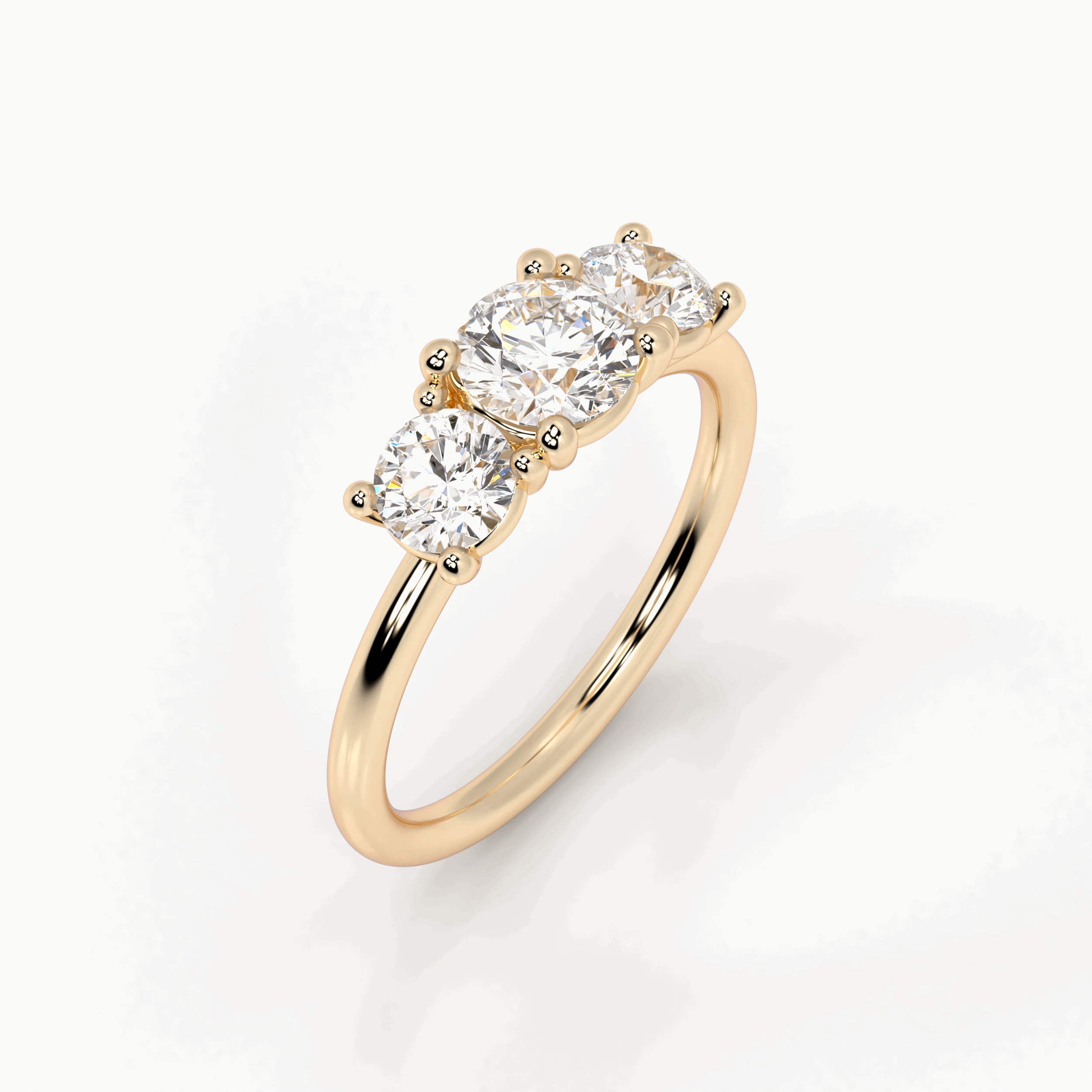 טבעת אירוסין עדינה בזהב צהוב משובצת שלושה יהלומים