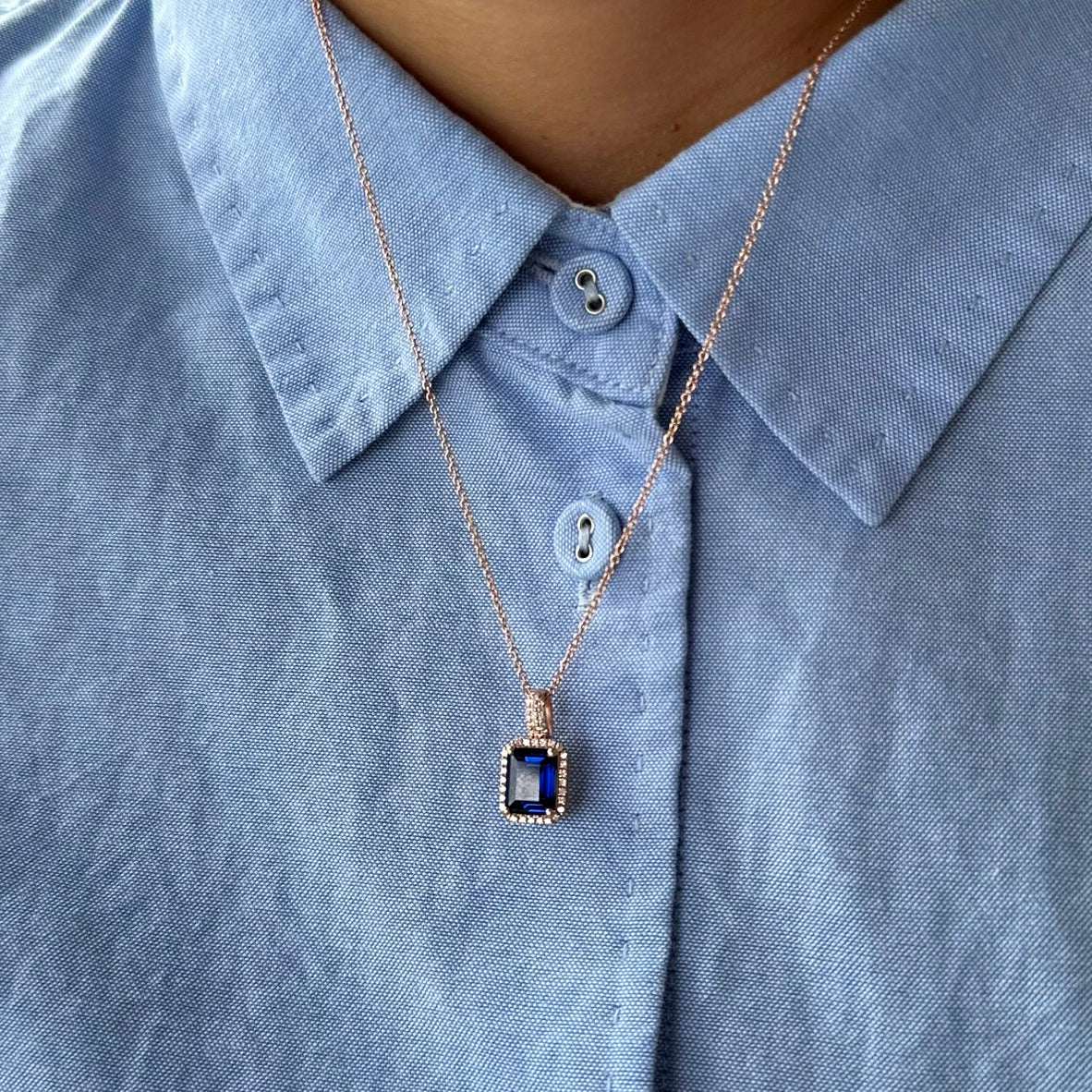 שרשרת אבן חן ספיר על צוואר של אישה, מראה יומיומי אלגנטי – שרשרת אבן כחולה