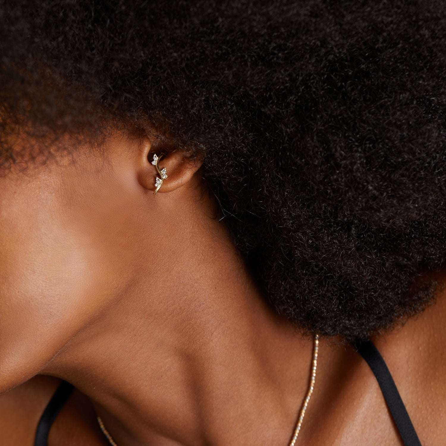 עגיל עלים מזהב משובץ יהלומים מטפס