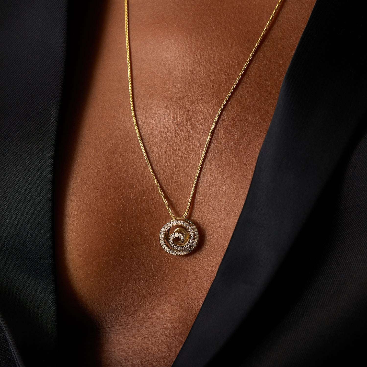 שרשרת זהב משובצת יהלומים לבנים בעיצוב ספירלה